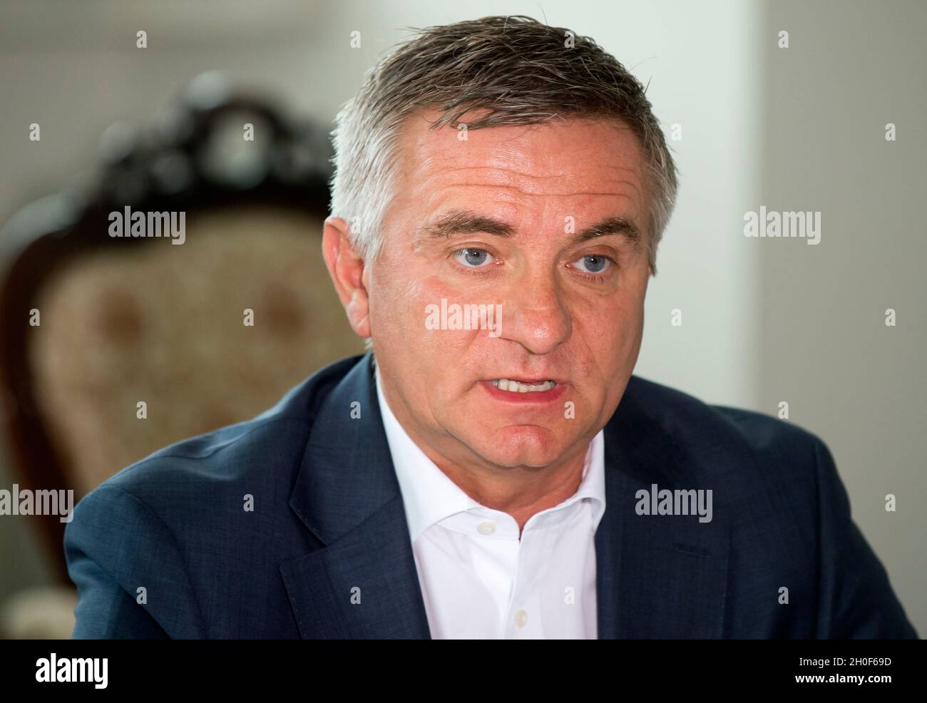 Praga, Repubblica Ceca. 7 agosto 2014. ***FILE PHOTO*** Vratislav Mynar, capo dell'Ufficio Presidenziale, si trova a Praga, Repubblica Ceca, il 7 agosto 2014. Credit: Vit Simanek/CTK Photo/Alamy Live News Foto Stock