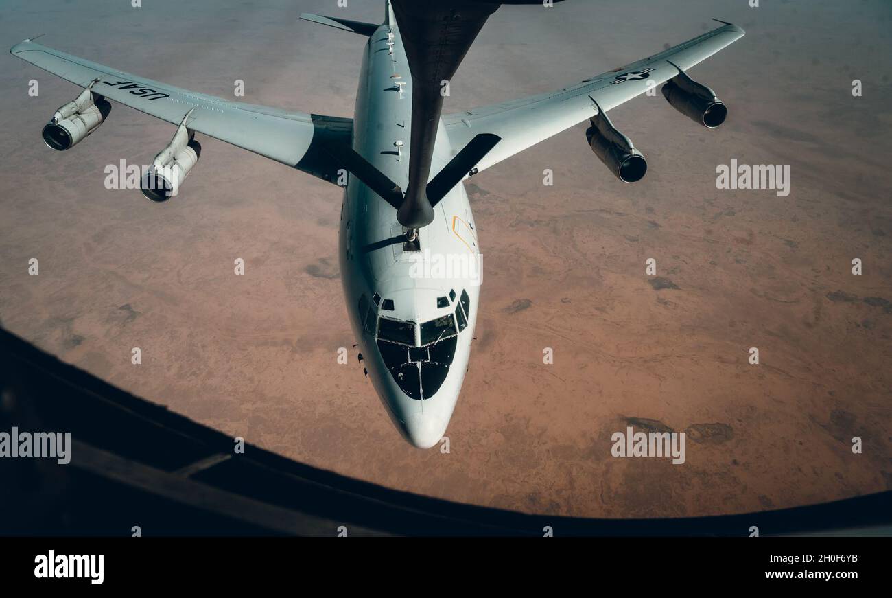 Un velivolo del sistema radar dell'attacco dell'obiettivo di sorveglianza Unito dell'aeronautica degli Stati Uniti e-8C riceve il combustibile da un velivolo di Stratotanker di KC-135, assegnato al 350th Squadron di rifornimento dell'aria di Expeditionary, durante una missione che sostiene la forza di lavoro unita combinata - risoluzione inerente di operazione sopra l'area di responsabilità del comando centrale degli Stati Uniti, 22 febbraio 2021. Il JSTAR è una piattaforma di gestione, comando e controllo delle battaglie aeree, intelligence, sorveglianza e ricognizione che fornisce ai comandanti terrestri e aerei del teatro la sorveglianza a terra per supportare le operazioni di attacco e il targeting che contribuisce al Foto Stock