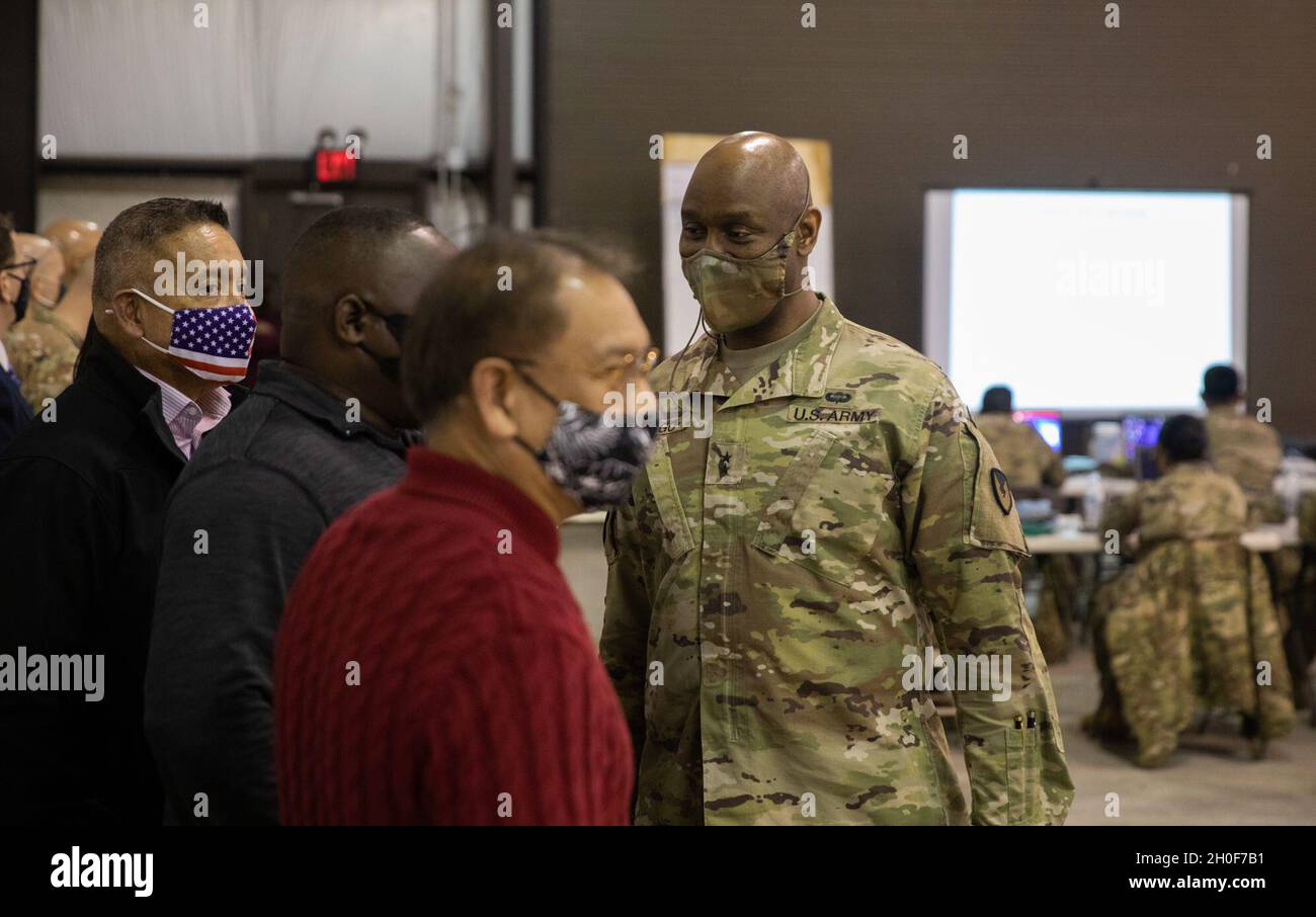 Mitchell Kilgo, comandante generale, U.S. Army Communications-Electronics Command discute dell'importanza di migliorare la capacità di comunicazione mobile con il team di leadership per CECOM, Integrated Logistics Support Center, Field Support Division su North Fort Lewis, Washington, 22 febbraio 2021. La Divisione Field Support ha il compito di aggiornare i sistemi di comunicazione e networking per la Lancer Brigade. Foto Stock
