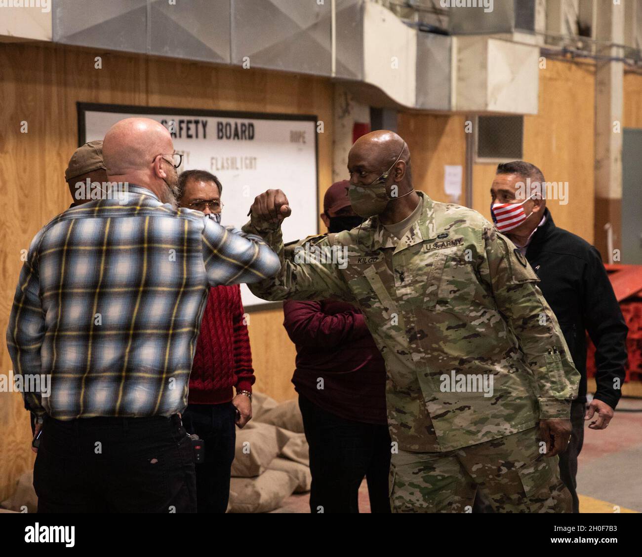 Mitchell Kilgo, comandante generale, il comando delle comunicazioni dell'esercito degli Stati Uniti-elettronica saluta il team di leadership per CECOM, Integrated Logistics Support Center, Field Support Division su North Fort Lewis, Washington, 22 febbraio 2021. La Divisione Field Support ha il compito di aggiornare i sistemi di comunicazione e networking per la Lancer Brigade. Foto Stock