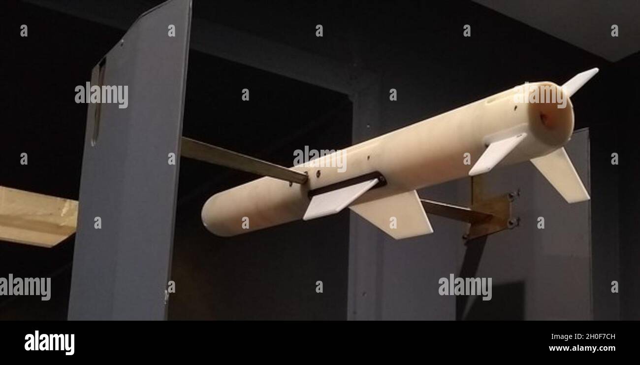 MORGANTOWN, W.Va. – un modello di test di un missile danneggiato con un’ala e una pinna di coda mancanti è illustrato nel tunnel del vento della West Virginia University. Naval Surface Warfare Center Dahlgren Division (NSWCDD) gli ingegneri delle minacce stanno eseguendo analisi per prevedere l'aerodinamica dei sistemi degli stati danneggiati per produrre prototipi di metodi di ricerca e simulazioni. La ricerca condotta dalla West Virginia University in collaborazione con gli ingegneri aerospaziali e delle minacce della NSWCDD, in particolare i test delle gallerie del vento, sta svolgendo un ruolo significativo nella valutazione dell'efficacia della munizioni degli scenari di coinvolgimento non letali i Foto Stock