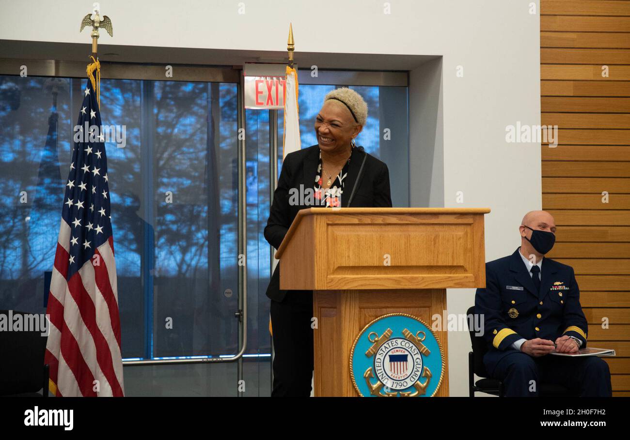 Direttore della flotta Navy (set.) Aprile Beldo-Lilley consegna osservazioni durante la celebrazione del mese nazionale afro-americano della Guardia Costiera degli Stati Uniti presso la sede centrale della USCG, Washington D.C., il 23 febbraio 2021. Beldo-Lilley ha servito come oratore principale e ha condiviso le sue esperienze come donna afroamericana che serve nelle forze armate e ha discusso il tema del mese: “la famiglia Nera: Rappresentazione, identità e diversità”. Foto Stock