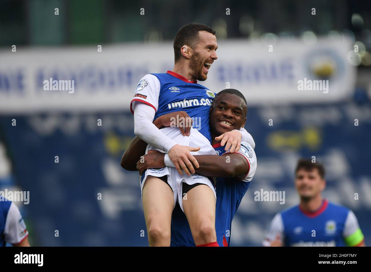 Martin Donnelly e Christy Manzinga di Linfield festeggiano il traguardo contro i Carrick Rangers. Winsdor Park, Belfast 09/10/2021. Foto Stock