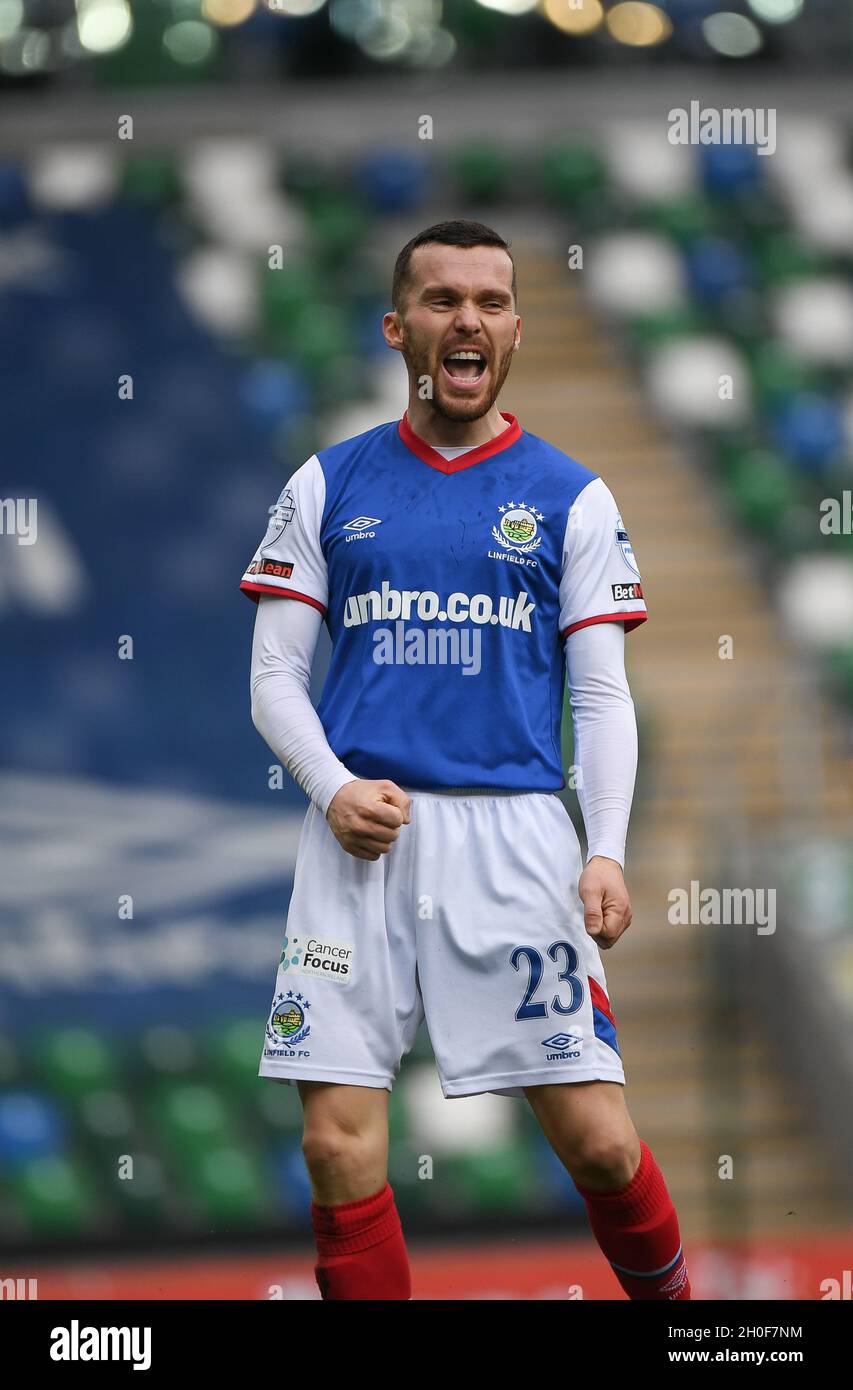 Linfields Martin Donnelly celebra il suo obiettivo contro Carrick Rangers. Windsor Park, Belfast, 09.10.2021. Foto Stock