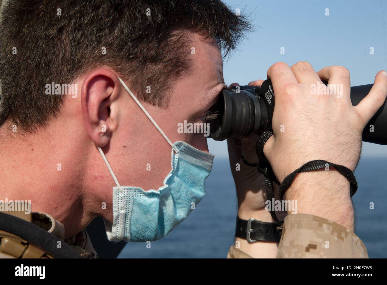 210223-M-JX780-1016 STRETTO DI HORMUZ (FEB 23, 2021) – la lancia del corpo marino degli Stati Uniti CPL. Dawson Holland, un missiluomo anticarro assegnato a Combat Cargo, 15th Marine Expeditionary Unit (MEU), effettua una scansione per i contatti di superficie dalla nave portuale di trasporto anfibio USS Somerset (LPD 25) durante uno stretto di transito di Hormuz, febbraio 23. Somerset, parte del Makin Island Amphibious Ready Group, e il 15.mo MEU sono dislocati nella 5th Fleet area degli Stati Uniti di operazioni a sostegno delle operazioni navali per garantire la stabilità e la sicurezza marittima nella regione centrale, collegando il Mediterraneo e Pacifico attraverso l'ovest Foto Stock