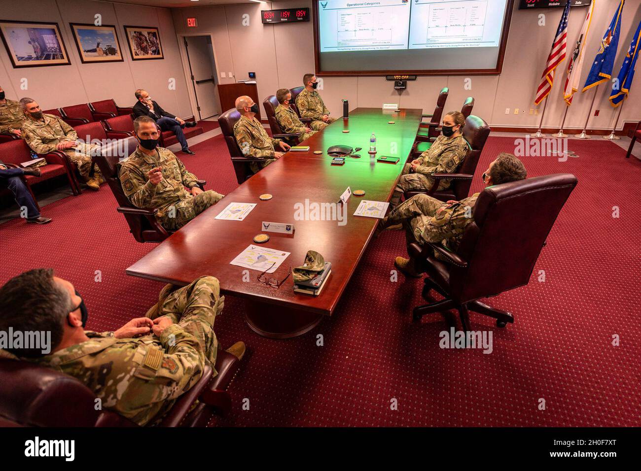 Justin Keating, in basso a sinistra al tavolo, 571st Mobility Support Advisory Squadron Commander, parla con il Gen. Barry Cornish, in basso a sinistra, 12th Air Force (Air Forces Southern) Commander, durante un briefing sulle capacità della 571st MSAS Immersion 23 febbraio 2021, alla base dell'aeronautica di Travis, California. Il 571° MSAS è un fornitore di forza della XII missione di AF (AFSOUTH) in qualità di consulenti aerei che operano in America Centrale e Sud. Foto Stock