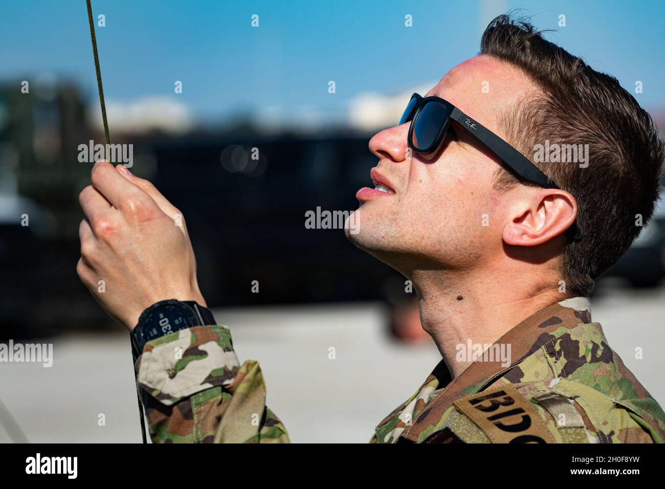 Tecnologia. SGT. Carlos Menendez, 824esimo specialista di sistemi di trasmissione in radiofrequenza di difesa Squadron di base, regola l'altezza di un punto di alimentazione su un'antenna 23 febbraio 2021, alla base aerea di MacDill, Florida. Durante l'esercizio Agile Combat Employment Exercise Mosaic Tiger, gli Airmen assegnati alla 23d Wing e alla 93d Air Ground Operations Wing hanno impostato un'antenna per comunicare con Moody tramite onde radio ad alta frequenza. L'utilizzo della gamma ad alta frequenza consente a questi Airmen di comunicare su lunghe distanze senza incontrare vulnerabilità inerenti alle comunicazioni satellitari, come attacchi dannosi o lo Foto Stock