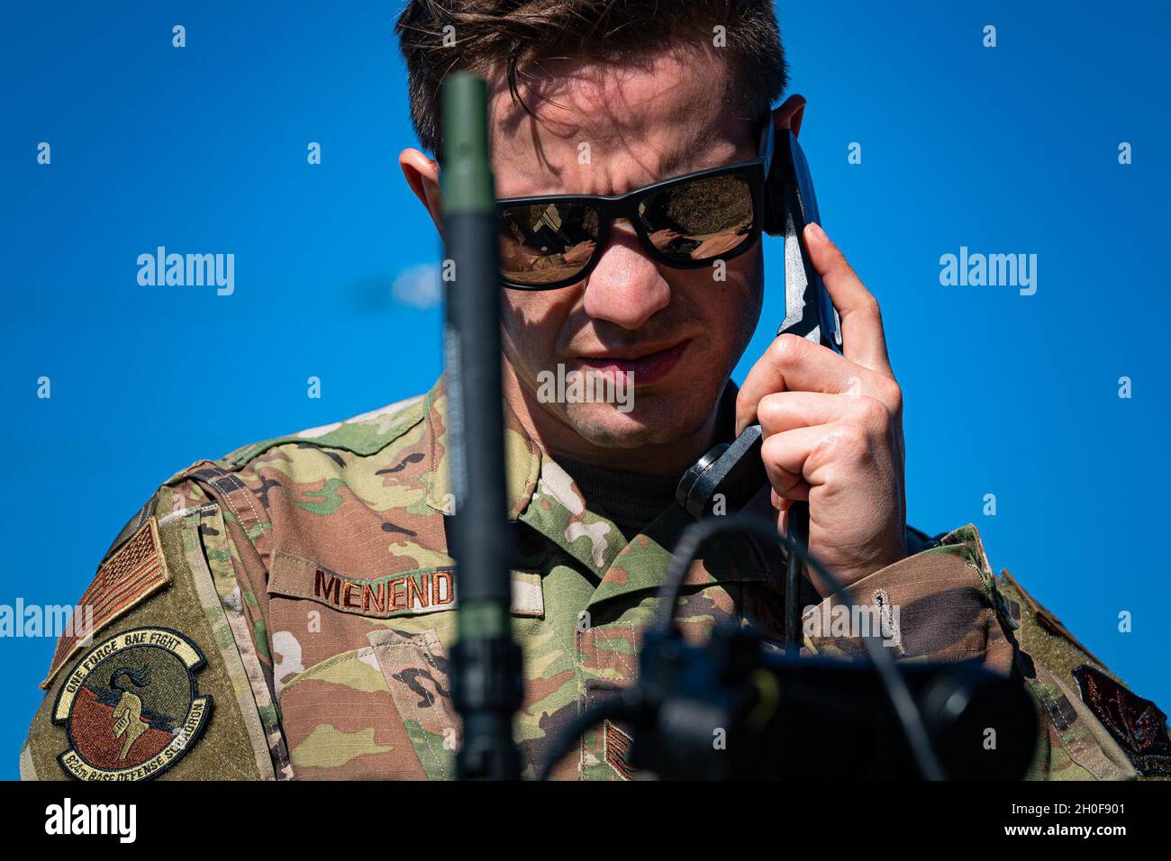 Tecnologia. SGT. Carlos Menendez, 824esimo specialista dei sistemi di trasmissione in radiofrequenza della difesa Squadron, tenta di contattare Moody il 23 febbraio 2021, alla base dell'aeronautica di MacDill, Florida. Durante l'esercizio Agile Combat Employment Exercise Mosaic Tiger, gli Airmen assegnati alla 23d Wing e alla 93d Air Ground Operations Wing hanno impostato un'antenna per comunicare con Moody tramite onde radio ad alta frequenza. L'utilizzo della gamma ad alta frequenza consente a questi Airmen di comunicare su lunghe distanze senza incontrare vulnerabilità inerenti alle comunicazioni satellitari, come attacchi dannosi o perdita di servizio. Ti mosaico Foto Stock