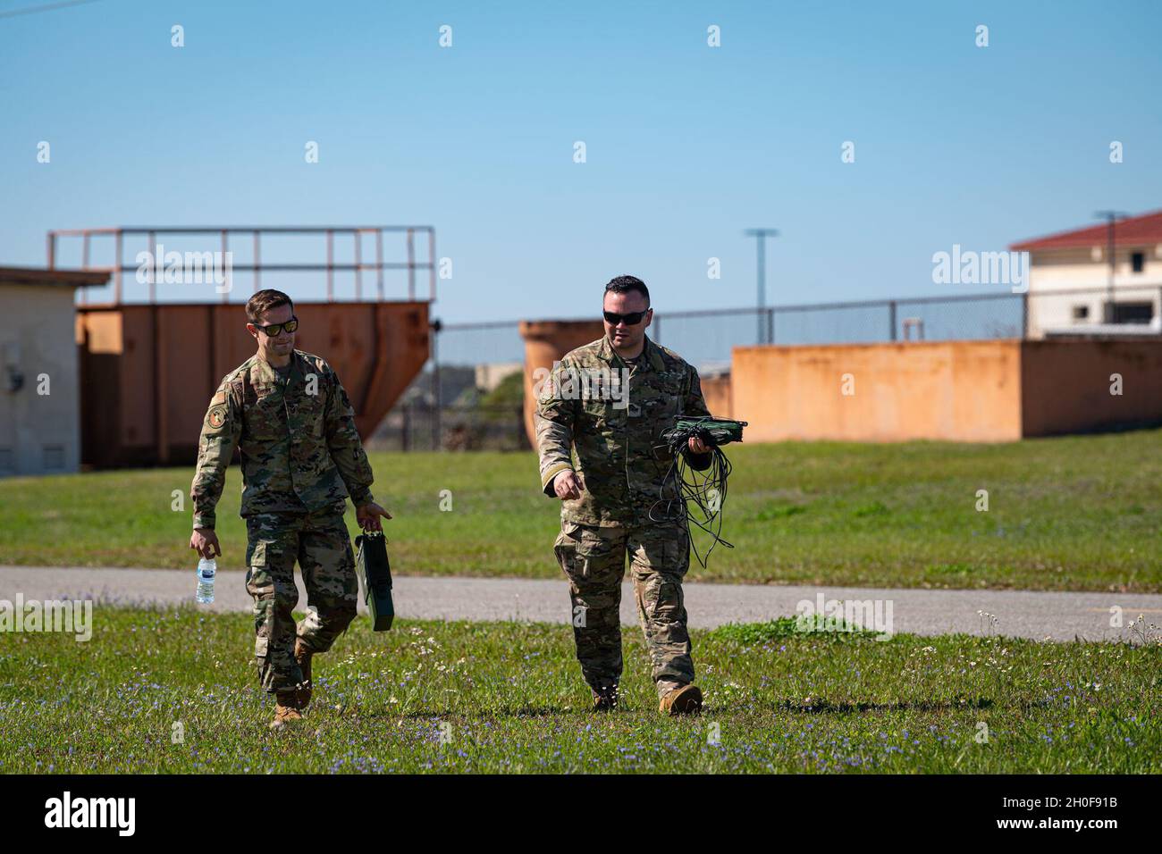 Personale Sgt. Christopher Perkins, Right, 38° specialista dei sistemi di trasmissione in radiofrequenza Rescue Squadron, e Tech. SGT. Carlos Menendez, 824esimo specialista dei sistemi di trasmissione RF Squadron della difesa di base, trasporta i cavi il 23 febbraio 2021, alla base dell'aeronautica di MacDill, Florida. Durante l'esercizio Agile Combat Employment Exercise Mosaic Tiger, gli Airmen assegnati alla 23d Wing e alla 93d Air Ground Operations Wing hanno impostato un'antenna per comunicare con Moody tramite onde radio ad alta frequenza. L'utilizzo della gamma ad alta frequenza consente a questi Airmen di comunicare su lunghe distanze senza incontrare vulnerabilità Foto Stock