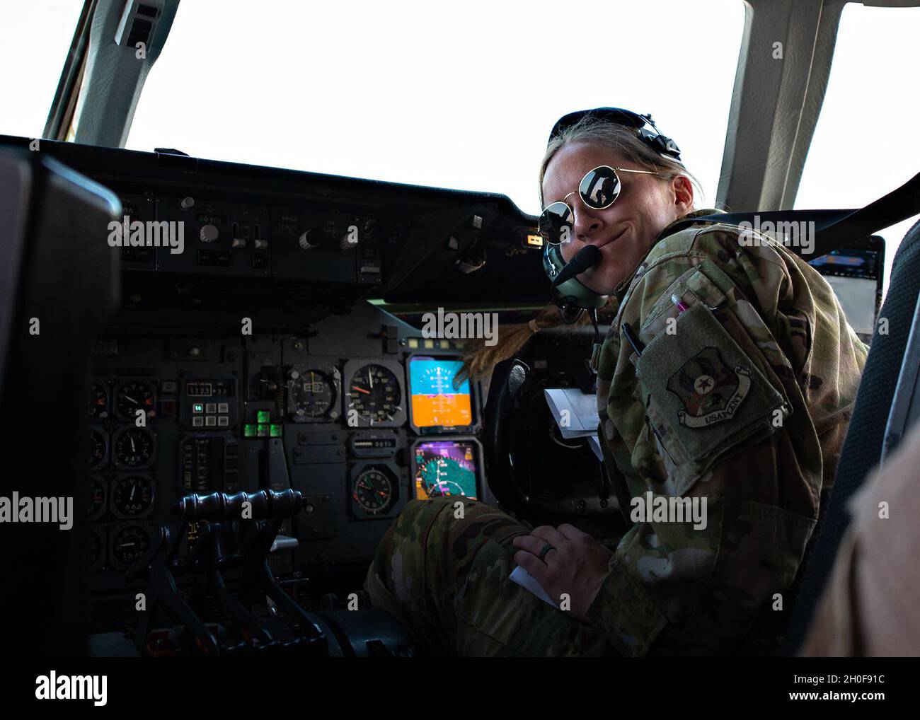 Macy Miller, 908th Expeditionary Air Refeeling Squadron KC-10 Extender co-pilot, si gira per parlare con l'ingegnere di volo in Asia sudoccidentale, 24 febbraio 2021. L'equipaggio del KC-10 ha fornito il rifornimento aereo alle F-15E e F-16C nell'area di responsabilità del comando centrale degli Stati Uniti per garantire la sicurezza regionale. Foto Stock