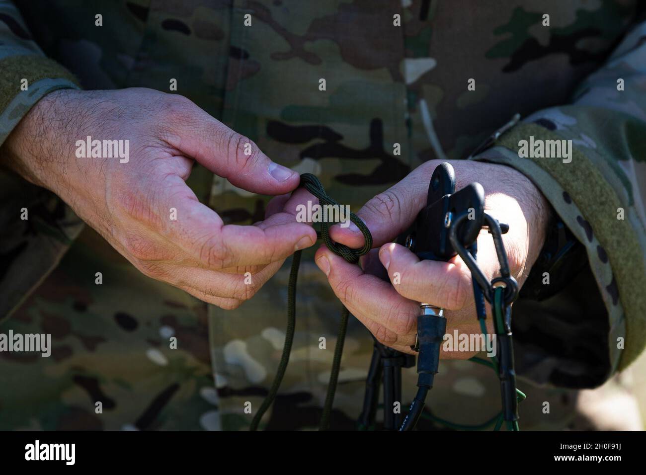 Personale Sgt. Christopher Perkins, 38° specialista dei sistemi di trasmissione a radiofrequenza Rescue Squadron, collega il cavo a un punto di alimentazione per un'antenna il 23 febbraio 2021, presso la base dell'aeronautica di MacDill, Florida. Durante l'esercizio Agile Combat Employment Exercise Mosaic Tiger, gli Airmen assegnati alla 23d Wing e alla 93d Air Ground Operations Wing hanno impostato un'antenna per comunicare con Moody tramite onde radio ad alta frequenza. L'utilizzo della gamma ad alta frequenza consente a questi Airmen di comunicare su lunghe distanze senza incontrare vulnerabilità inerenti alle comunicazioni satellitari, come attacchi dannosi o perdita di servizi Foto Stock