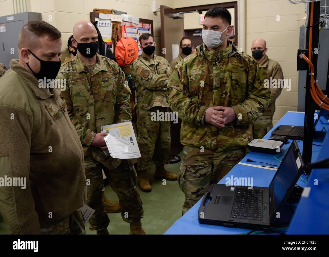 U.S. Air Force Tech. SGT. Joshua Babcock, a destra, un 35esimo supervisore dei sistemi di trasmissione a radiofrequenza dello Squadrone delle comunicazioni, spiega il kit Deployable Command, Control, Communications (DC3) al Colon. Jesse J. Friedel, il 35esimo comandante dell'ala del Fighter e il capo direttore generale del Sgt. Joey R. Meininger, il capo di comando della 35a ala dei Fighter, durante una passeggiata Wild Weasel nel sito di comunicazione satellitare alla base aerea di Misawa, Giappone, 23 febbraio 2021. Il kit DC3 supporta la missione Agile Combat Employment di Misawa fornendo servizi di comunicazione satellitare in località geografiche remote. Foto Stock
