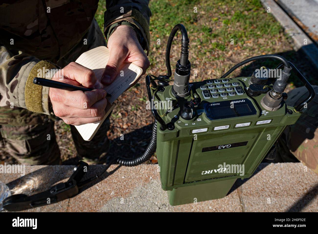 Personale Sgt. Christopher Perkins, 38° specialista dei sistemi di trasmissione a radiofrequenza Rescue Squadron, prende nota dopo aver stabilito con successo le comunicazioni con Moody il 23 febbraio 2021, presso la base aerea di MacDill, Florida. Durante l'esercizio Agile Combat Employment Exercise Mosaic Tiger, gli Airmen assegnati alla 23d Wing e alla 93d Air Ground Operations Wing hanno impostato un'antenna per comunicare con Moody tramite onde radio ad alta frequenza. L'utilizzo della gamma ad alta frequenza consente a questi Airmen di comunicare su lunghe distanze senza incontrare vulnerabilità inerenti alle comunicazioni satellitari, ad esempio maliici Foto Stock