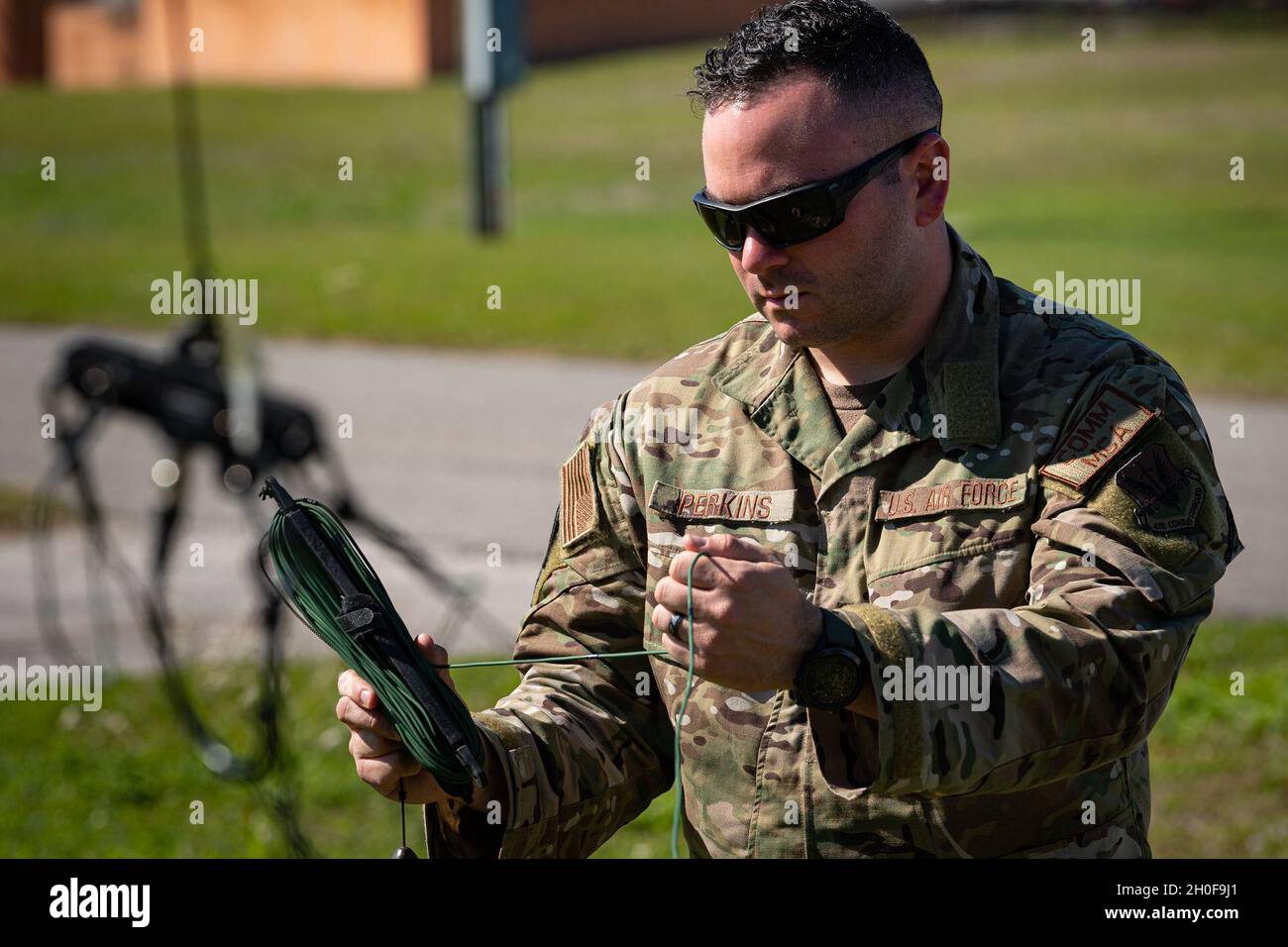 Personale Sgt. Christopher Perkins, 38° specialista dei sistemi di trasmissione a radiofrequenza Rescue Squadron, scollega il cavo per un'antenna durante Mosaic Tiger 21-1, 23 febbraio 2021, presso la base aerea di MacDill, Florida. Mosaic Tiger 21-1 è stato il primo agile esercizio di lavoro di combattimento della 23d Wing in cui hanno funzionato come ala principale per circa 800 Airmen da sette ali in quattro comandi principali. Il 23d Wing Integration and Training Office ha testato l'impiego di Airmen multi-capaci, un nuovo pezzo di rifornimento di attrezzature, un nuovo processo per le munizioni di sollevamento ad aria, e un personale Air il cui ruolo Foto Stock