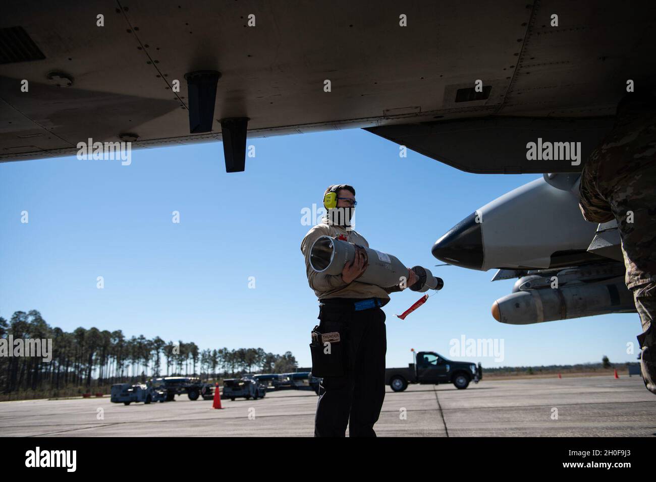 Airman 1st Class Steven Mulonet, 74th Aircraft Maintenance Unit Weapons Load Crew, partecipa a un caricamento di armi su un A-10C Thunderbolt II durante Mosaic Tiger 21-1, 23 febbraio 2021, alla Moody Air Force base, Georgia. Mosaic Tiger 21-1 è stato il primo agile esercizio di lavoro di combattimento della 23d Wing in cui hanno funzionato come ala principale per circa 800 Airmen da sette ali in quattro comandi principali. Il 23d Wing Integration and Training Office ha testato l'impiego di Airmen multi-capaci, un nuovo pezzo di rifornimento di attrezzature, un nuovo processo per le munizioni di sollevamento ad aria, e un Air S. Foto Stock