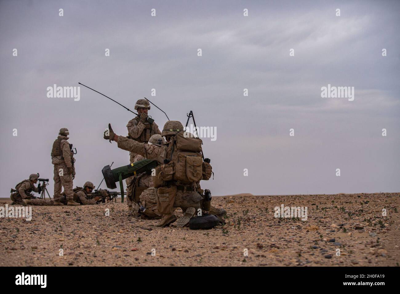 CPL del corpo marino degli Stati Uniti. Maxwell Kjos, un missilista anti-carro armato con la squadra combinata Anti-Armor 3, Weapons Company, Battalion Landing Team 1/4, 15th Marine Expeditionary Unit, si prepara a sparare un missile anti-carro armato Javelin a spalla durante un evento di addestramento al fuoco dal vivo d'assalto di battaglione, 23 febbraio 2021. Il Makin Island Amphibious Ready Group e il 15° MEU forniscono ai comandanti numerati della flotta e dei combattenti una risorsa reattiva, flessibile e distribuita in avanti in grado di proiettare l'energia marittima, eseguire operazioni di emergenza e rispondere alle crisi. Foto Stock