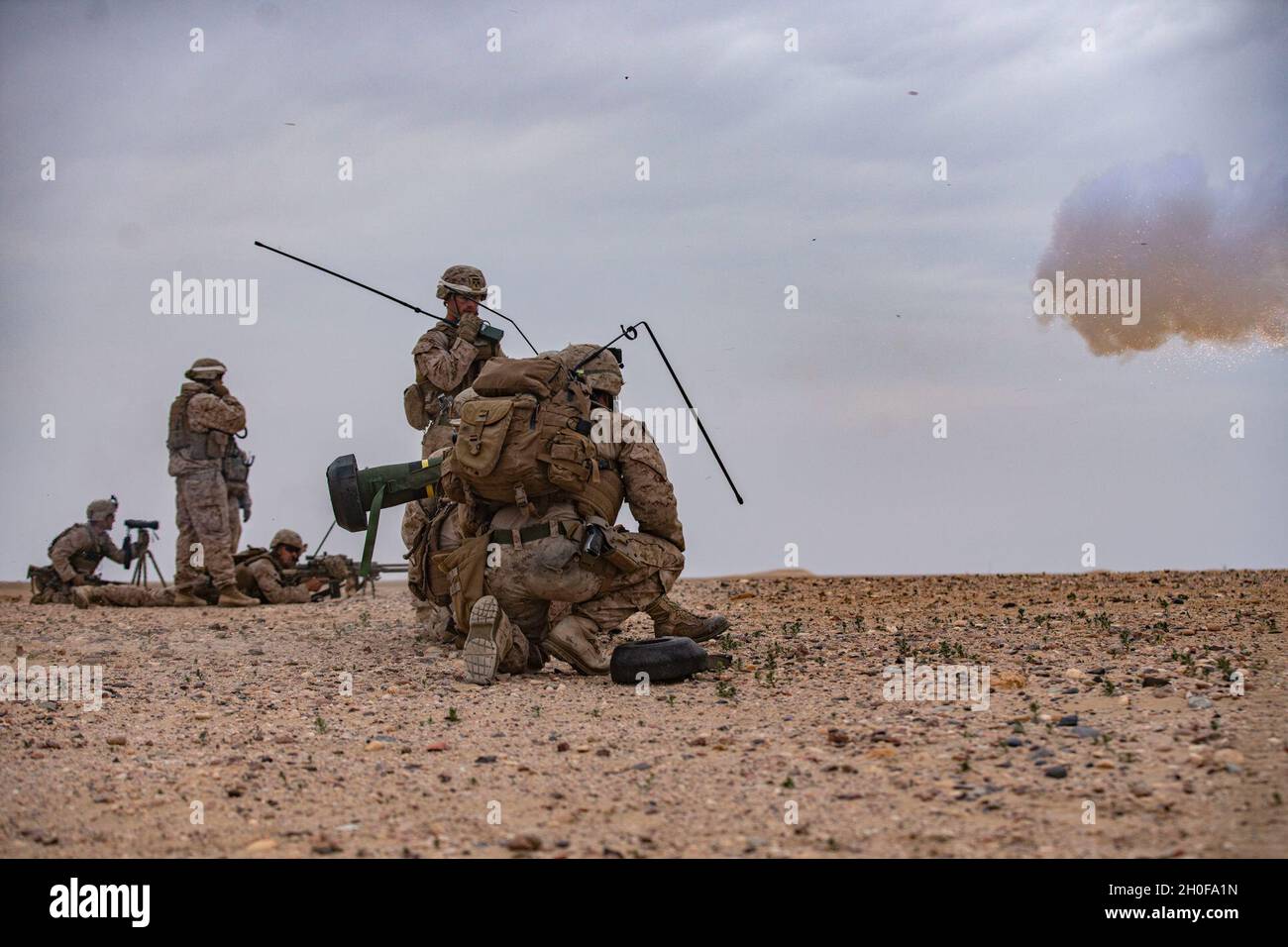 CPL del corpo marino degli Stati Uniti. Maxwell Kjos, un missilista anti-carro armato con la squadra combinata Anti-Armor 3, la compagnia di armi, la squadra di atterraggio di Battaglione 1/4, la 15th Marine Expeditionary Unit, spara un missile anti-carro armato Javelin a spalla durante un evento di addestramento contro il fuoco dal vivo d'assalto di battaglione, il 23 febbraio 2021. Il Makin Island Amphibious Ready Group e il 15° MEU forniscono ai comandanti numerati della flotta e dei combattenti una risorsa reattiva, flessibile e distribuita in avanti in grado di proiettare l'energia marittima, eseguire operazioni di emergenza e rispondere alle crisi. Foto Stock