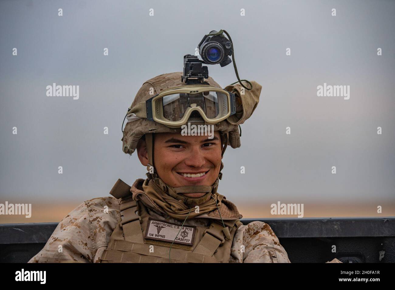 U.S. Navy Hospitalman Christian Armstrong con Combined Anti-Armor Team 1, Weapons Company, Battalion Landing Team 1/4, 15th Marine Expeditionary Unit, siede nel veicolo di sicurezza durante un evento di addestramento al fuoco dal vivo d'assalto di battaglione, il 23 febbraio 2021. Il Makin Island Amphibious Ready Group e il 15° MEU forniscono ai comandanti numerati della flotta e dei combattenti una risorsa reattiva, flessibile e distribuita in avanti in grado di proiettare l'energia marittima, eseguire operazioni di emergenza e rispondere alle crisi. Foto Stock