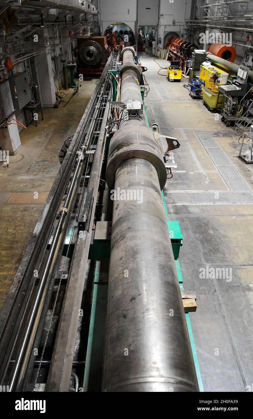 La gamma iperbalistica G, a sinistra, vista qui durante un cambio di barile, viene utilizzata per condurre test di letalità dell'energia cinetica e fenomenologia d'impatto. È il più grande sistema di pistole a gas leggero a due stadi degli Stati Uniti con una capacità di soft-launequaled per il lancio di proiettili ad alta fedeltà a velocità di ipervelocità. Foto Stock