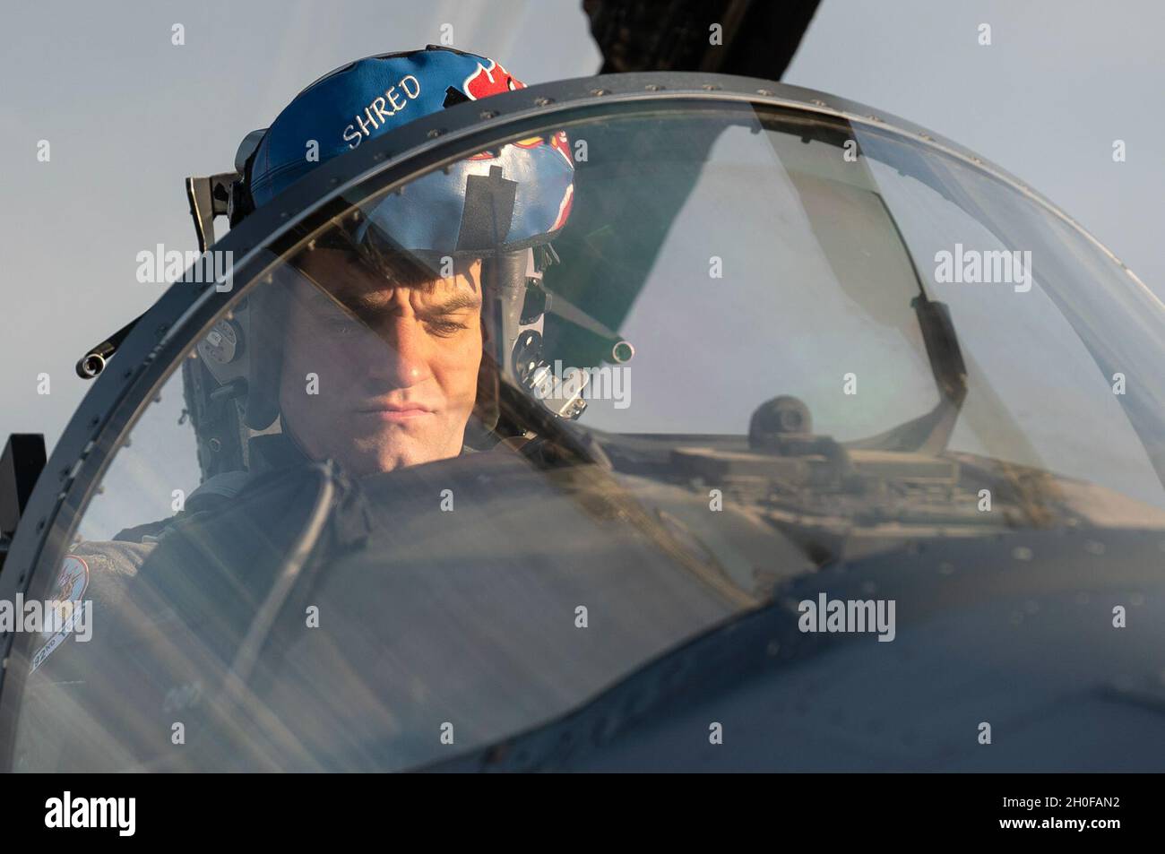 Un membro dell'equipaggio assegnato al 492o Fighter Squadron effettua controlli pre-volo alla Royal Air Force Lakenheath, Inghilterra, a sostegno di un volo multinazionale Estone Independence Day 24 febbraio 2021. La 48a ala dei Fighter si impegna a rafforzare il partenariato degli Stati Uniti con l'Estonia e il nostro obiettivo comune di rafforzare l'alleanza NATO. Foto Stock