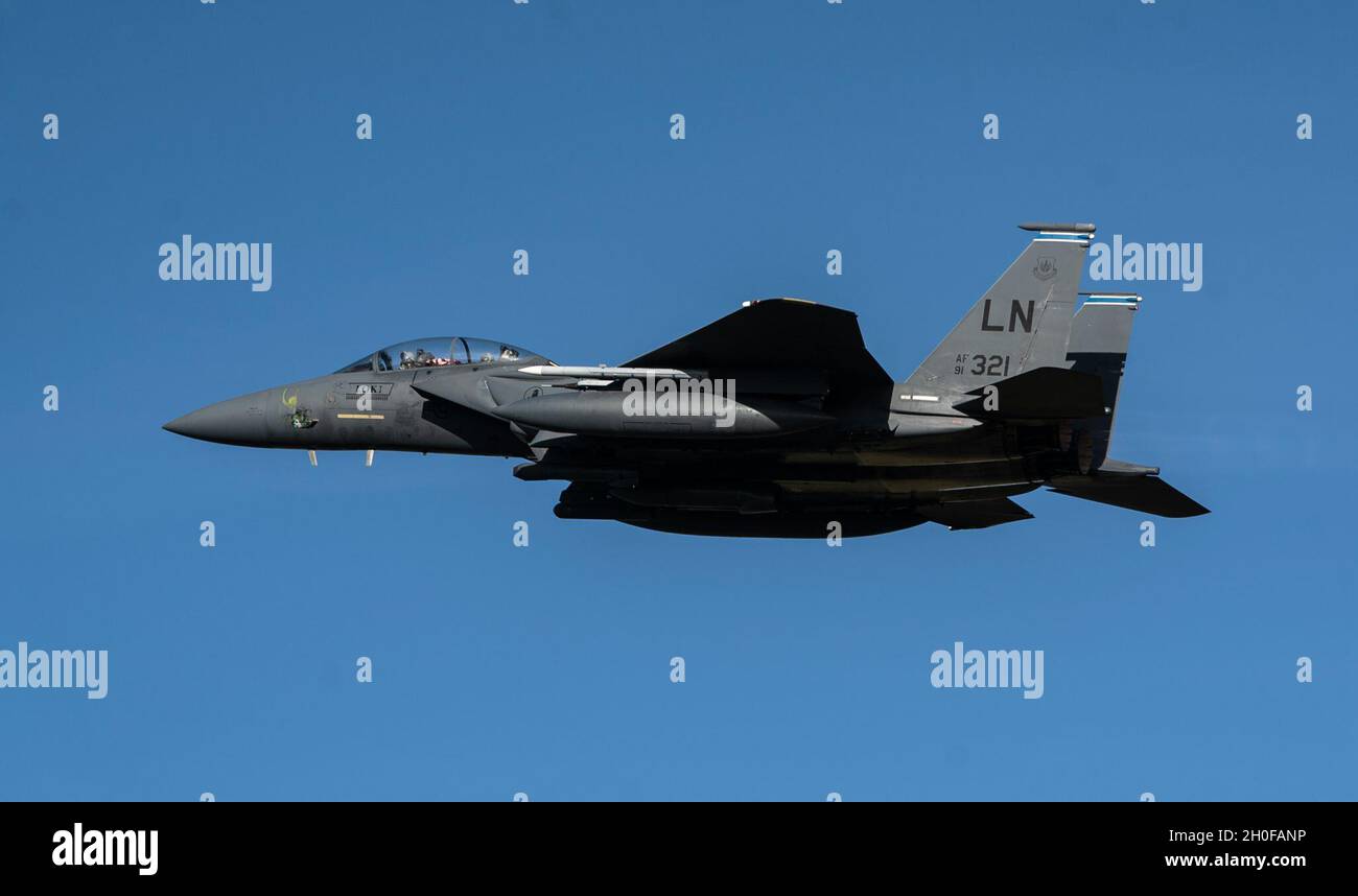 Un F-15E Strike Eagle assegnato al 492o Fighter Squadron decollerà a Royal Air Force Lakenheath, Inghilterra, in supporto di un volo multinazionale Estone Independence Day 24 febbraio 2021. La 48a ala dei Fighter si impegna a rafforzare il partenariato degli Stati Uniti con l'Estonia e il nostro obiettivo comune di rafforzare l'alleanza NATO. Foto Stock