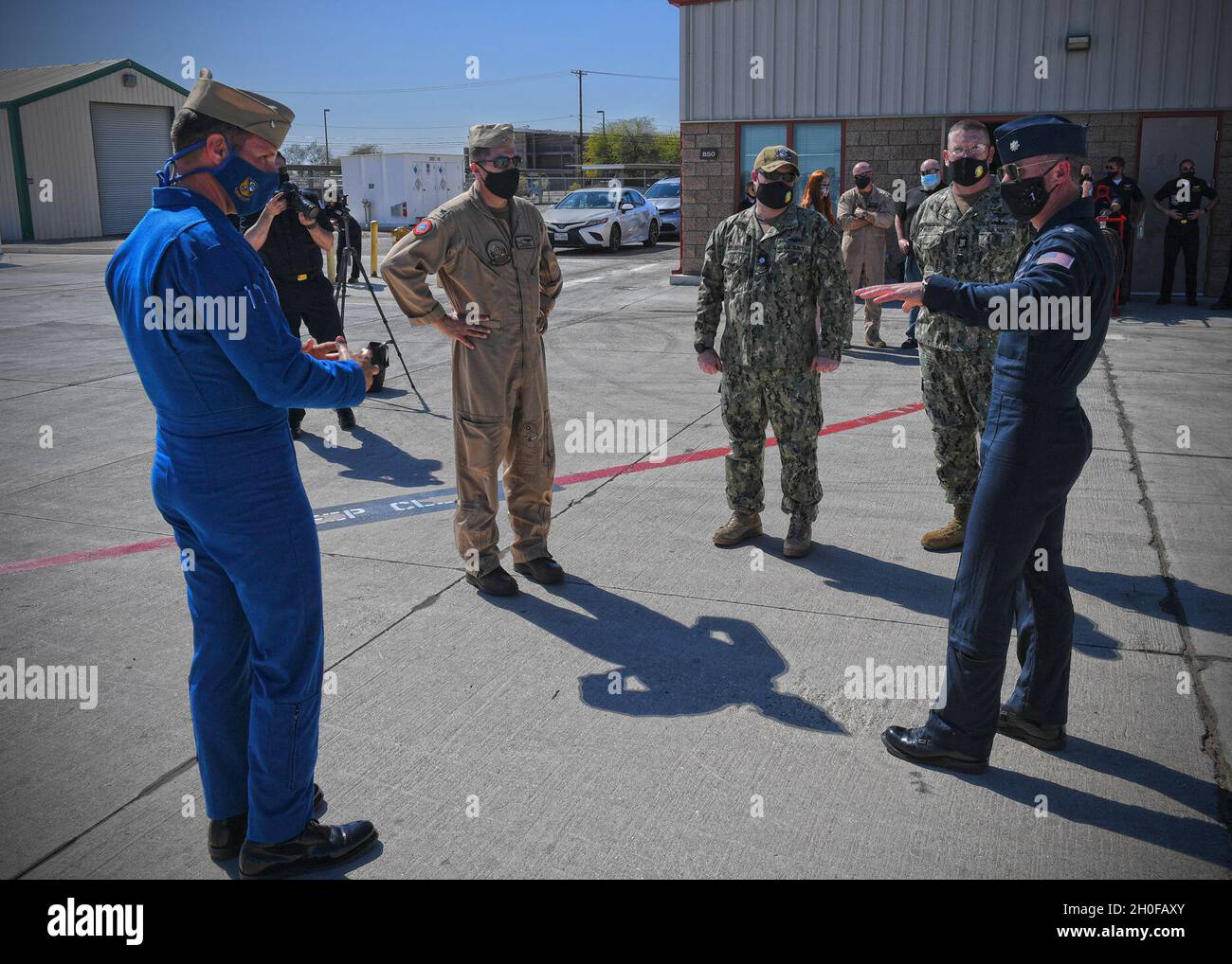 210424-N-AS200-1028 El Centro, California (dal 24, 2021) il Capitano William Perkins, comandante ufficiale, NAF El Centro (centro) parla con i comandanti ufficiali e leader di volo dello Squadrone della dimostrazione di volo della Marina degli Stati Uniti, degli Angeli Blu e dello Squadrone della dimostrazione di aria dell'aeronautica degli Stati Uniti, i Thunderbirds. Le squadre effettueranno uno scambio di informazioni a bordo della Naval Air Facility (NAF) El Centro, dal 24 febbraio al 3 marzo, per scambiare le migliori pratiche e le lezioni apprese in preparazione della stagione 2021 dello spettacolo. Foto Stock