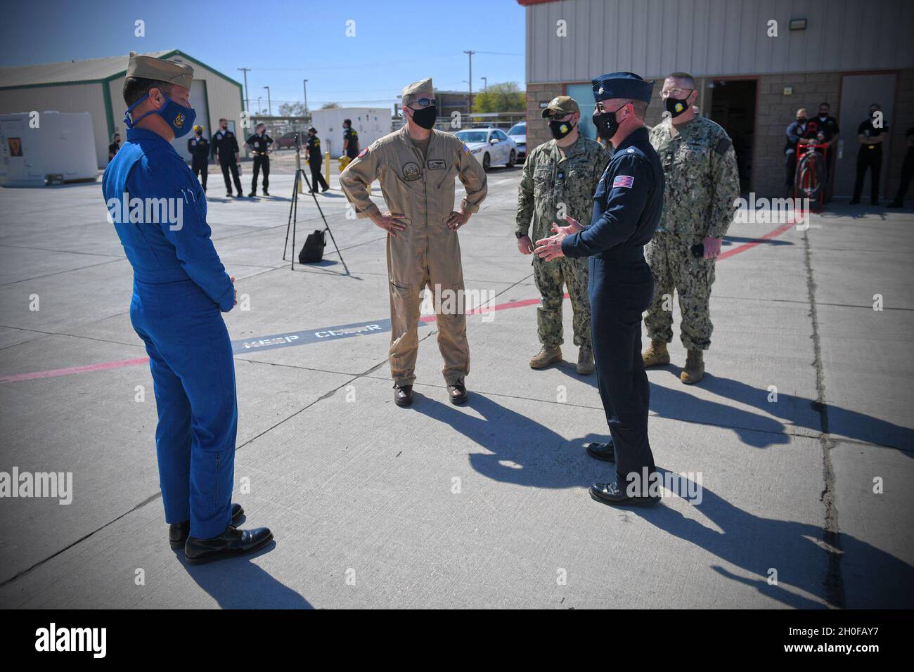210424-N-AS200-1025 El Centro, California (dal 24, 2021) il Capitano William Perkins, comandante ufficiale, NAF El Centro (centro) parla con i comandanti ufficiali e leader di volo dello Squadrone della dimostrazione di volo della Marina degli Stati Uniti, degli Angeli Blu e dello Squadrone della dimostrazione di aria dell'aeronautica degli Stati Uniti, i Thunderbirds. Le squadre effettueranno uno scambio di informazioni a bordo della Naval Air Facility (NAF) El Centro, dal 24 febbraio al 3 marzo, per scambiare le migliori pratiche e le lezioni apprese in preparazione della stagione 2021 dello spettacolo. Foto Stock