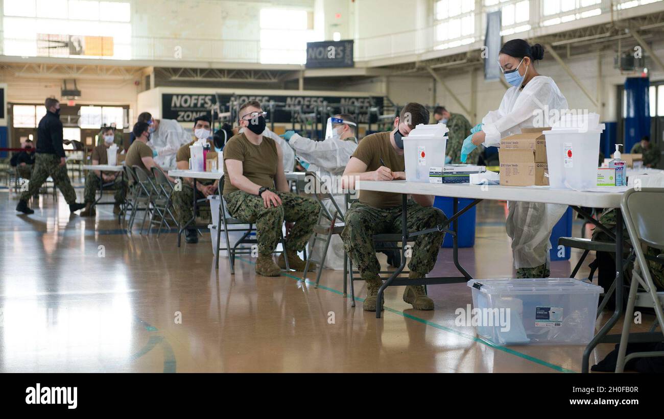 210224-N-ME396-1032 GROTON, Conn. (Feb 24, 2021) Navy Medicine Readiness and Training Unit Groton Health Care Professionals Administer COVID-19 Vaccines in Morton Hall Gymnasium a bordo della base navale sottomarina (SUBASE) New London. La palestra è stata utilizzata come sito di distribuzione di massa di base. Le vaccinazioni sono fondamentali per la prevenzione delle malattie e la conservazione della salute e della prontezza, e gli attuali vaccini COVID-19 utilizzati dalla Marina hanno dimostrato di fornire una media del 95% di efficacia nella prevenzione delle infezioni sintomatiche. Foto Stock