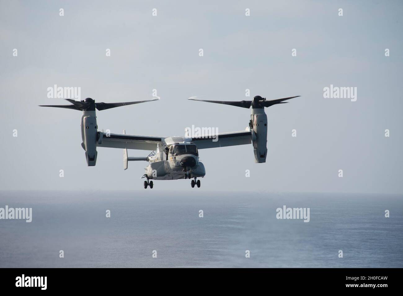 210224-N-RO680-1001 OCEANO PACIFICO (DAL 24, 2021) Un CMV-22B Osprey dei "Titans" del Fleet Logistics Multi-Mission Squadron (VRM) 30, recante Vice ADM. Kenneth Whitesell, comandante, Naval Air Forces, si avvicina al vettore aereo nucleare USS Carl Vinson di classe Nimitz (CVN 70). Vinson sta conducendo operazioni di routine nella terza flotta statunitense. Foto Stock