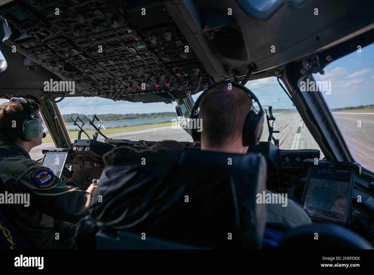 Michael Giordano, e il 1° Lt. Reed Lefler, entrambi i 6° piloti di Airlift Squadron, si preparano per il decollo durante l'esercizio Mosaic Tiger presso la NASA Shuttle Landing Facility, Florida, 24 febbraio 2021. Gli airmen di dover AFB e della base congiunta McGuire-Dix Lakehurst, New Jersey, hanno partecipato all'esercizio, guidato dalla 23esima ala a Moody AFB, Georgia. L'esercizio ha testato l'impiego di Agile Combat per creare competenze mission-Essential a supporto delle esigenze del comando di combattimento aereo e del comando di mobilità aerea. Foto Stock