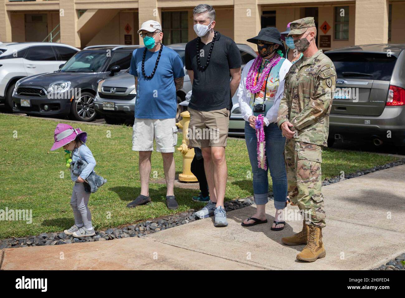 Il membro della famiglia Gold Star, la sig.ra Jennifer Ray e la sua famiglia, visitano la terza squadra di combattimento di Brigata di fanteria, il 25th Infantry Division Fallen Soldier Memorial, a Schofeld Barracks, Hawaii il 25 febbraio 2021. La sig.ra Ray è la sorella del primo Lt. Clovis T. Ray che era un leader del platoon del fucile assegnato il secondo battaglione, 35esimo reggimento di fanteria quando morì di ferite subite durante un attacco nemico con un dispositivo esplosivo improvvisato (IED) mentre era in pattuglia nella valle del fiume Pech nella provincia di Kunar, in Afghanistan, il 15 marzo 2012. Foto Stock