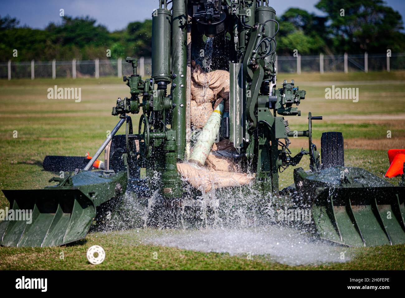 Un proiettile dummy da 155 mm viene estratto dal cilindro di un Howitzer M777 a causa delle tecniche di estrazione a pressione idraulica condotte da Marine Corps base Camp Butler Explosive Ordnance Disposal (EOD) a Camp Hansen, Okinawa, Giappone, 25 febbraio 2021. I tecnici EOD e i marines di artiglieria hanno condotto le normali procedure di tiro di Howitzer M777, tuttavia, i colpi fittizi sono stati volutamente depositati nel barilotto di 16.7 piedi del sistema di arma in modo da ogni unità potrebbe dimostrare le loro tecniche di estrazione. Dopo la preparazione, ciascuna unità ha dimostrato la propria metodologia di estrazione. Foto Stock