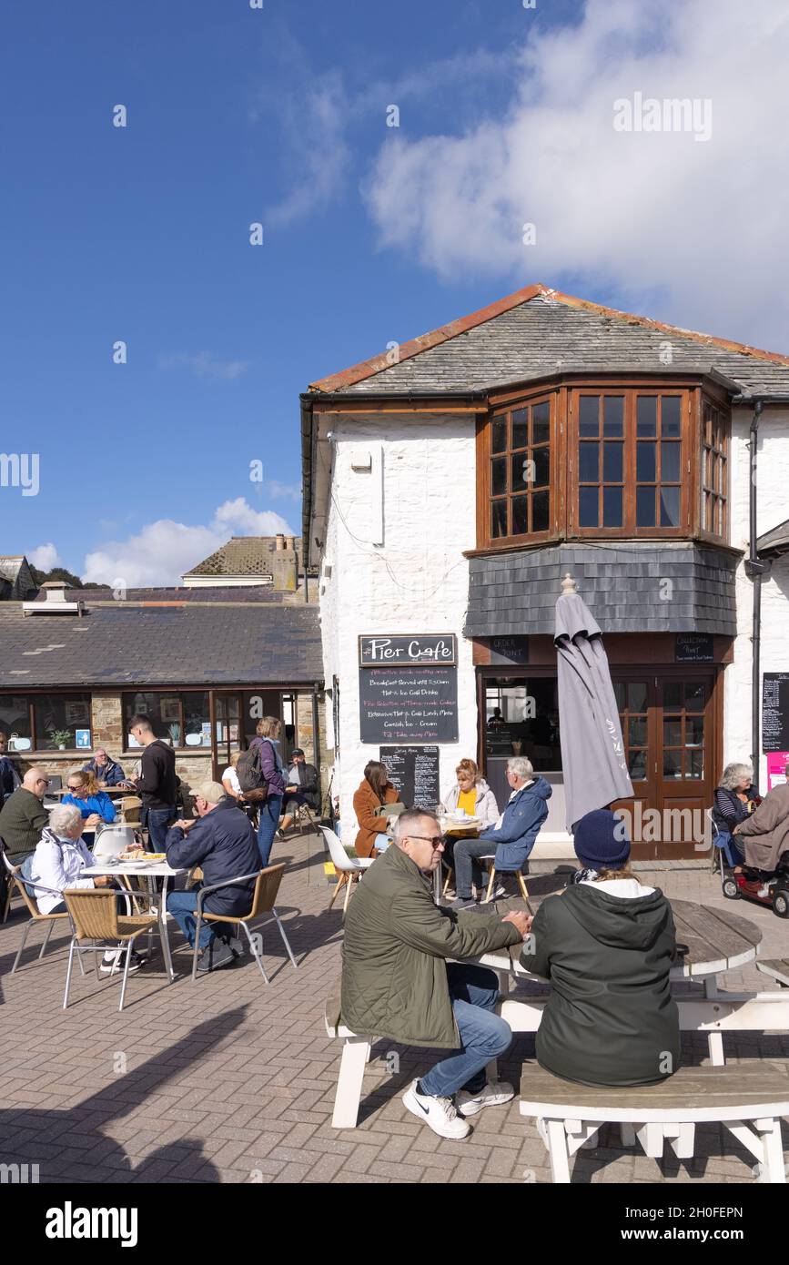 Cornwall cafe - persone che bevono all'aperto in una mattinata di sole in autunno al Pier cafe, Looe Cornwall UK Foto Stock