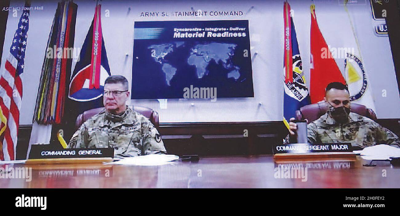 Il Gen. Daniel Mitchell, comandante generale, comando di sostegno dell'esercito degli Stati Uniti e comando Sgt. Major Marcos Torres, ASC, ascolta una domanda durante il municipio virtuale del comando tramite MS Teams dal 25 febbraio, come mostrato qui da un laptop per dipendenti. Foto Stock