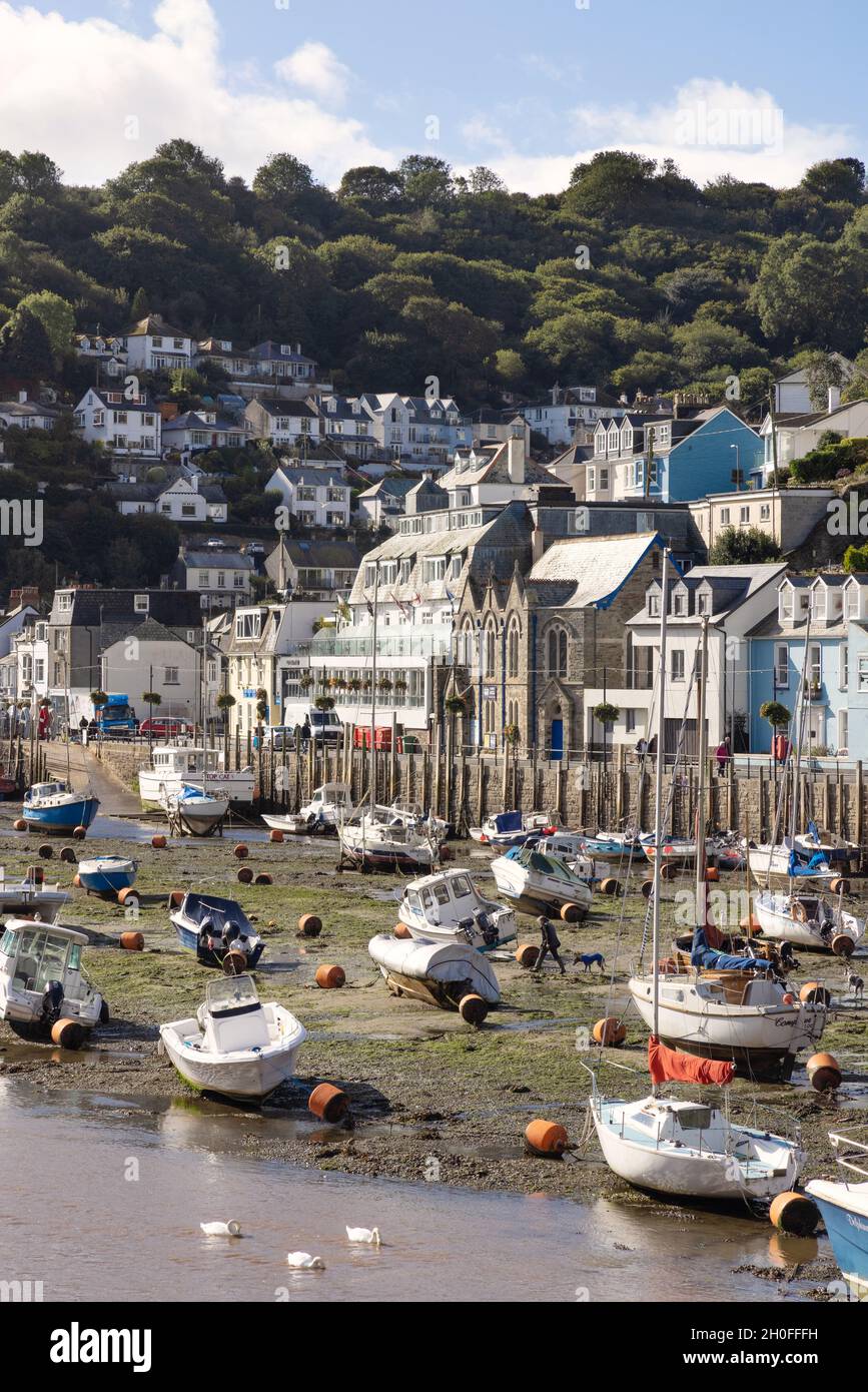 Looe Cornwall; barche a Looe porto sul fiume Looe a bassa marea nella città di mare di Looe sulla costa sud, Cornwall UK Foto Stock