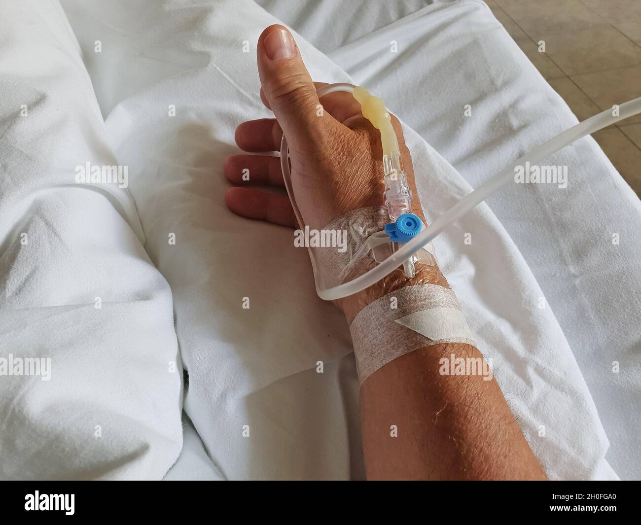 Catetere venoso periferico nella vena della mano umana. Terapia medica e  aiuto per la persona che si trova nel letto della stanza dell'ospedale Foto  stock - Alamy