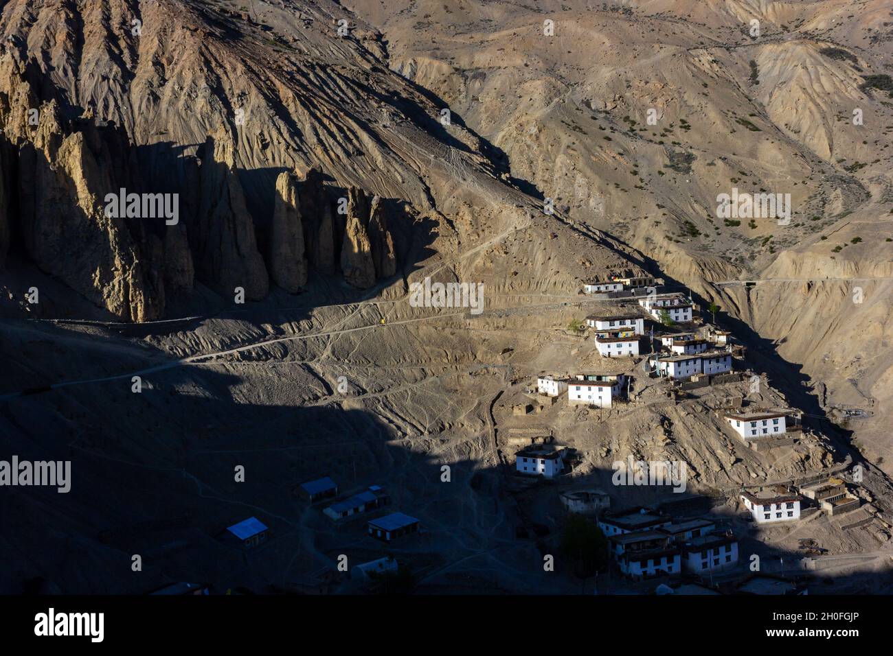 Le case si stendono su un ripido pendio di montagna Foto Stock