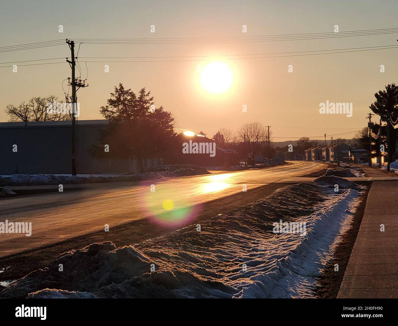 Il sole tramonta il 25 febbraio 2021, a Fort McCoy, Wis. Questo è stato alla fine di un altro giorno primaverile che ha visto le temperature nella parte alta 30. Foto Stock