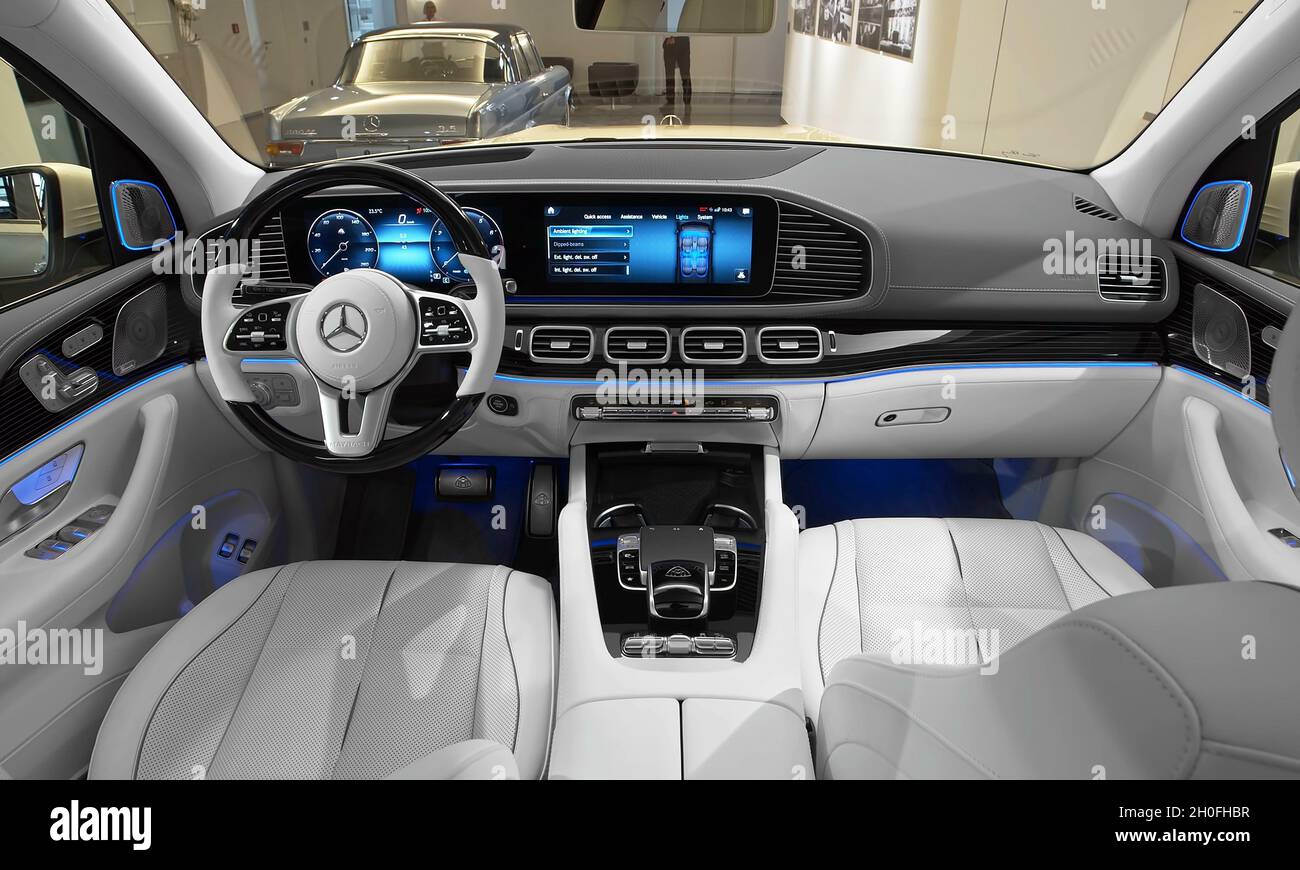 STOCCARDA, GERMANIA - 04 ottobre 2021: Mercedes Maybach GLS 600 - interni di automobili moderne. Concetto per l'automobile e la tecnologia Foto Stock