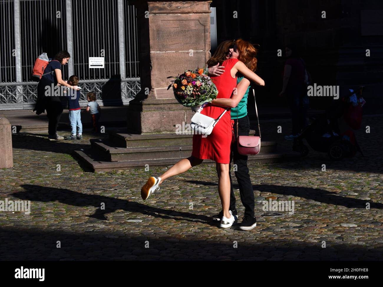 Buon saluto le donne abbracciano a Friburgo, Germania, Europa. 2021 Foto Stock