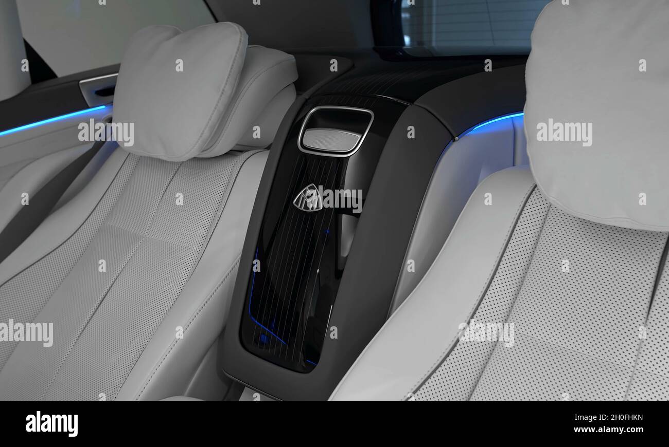 STOCCARDA, GERMANIA - 04 ottobre 2021: Mercedes Maybach GLS 600 - interni di automobili moderne. Concetto per l'automobile e la tecnologia Foto Stock