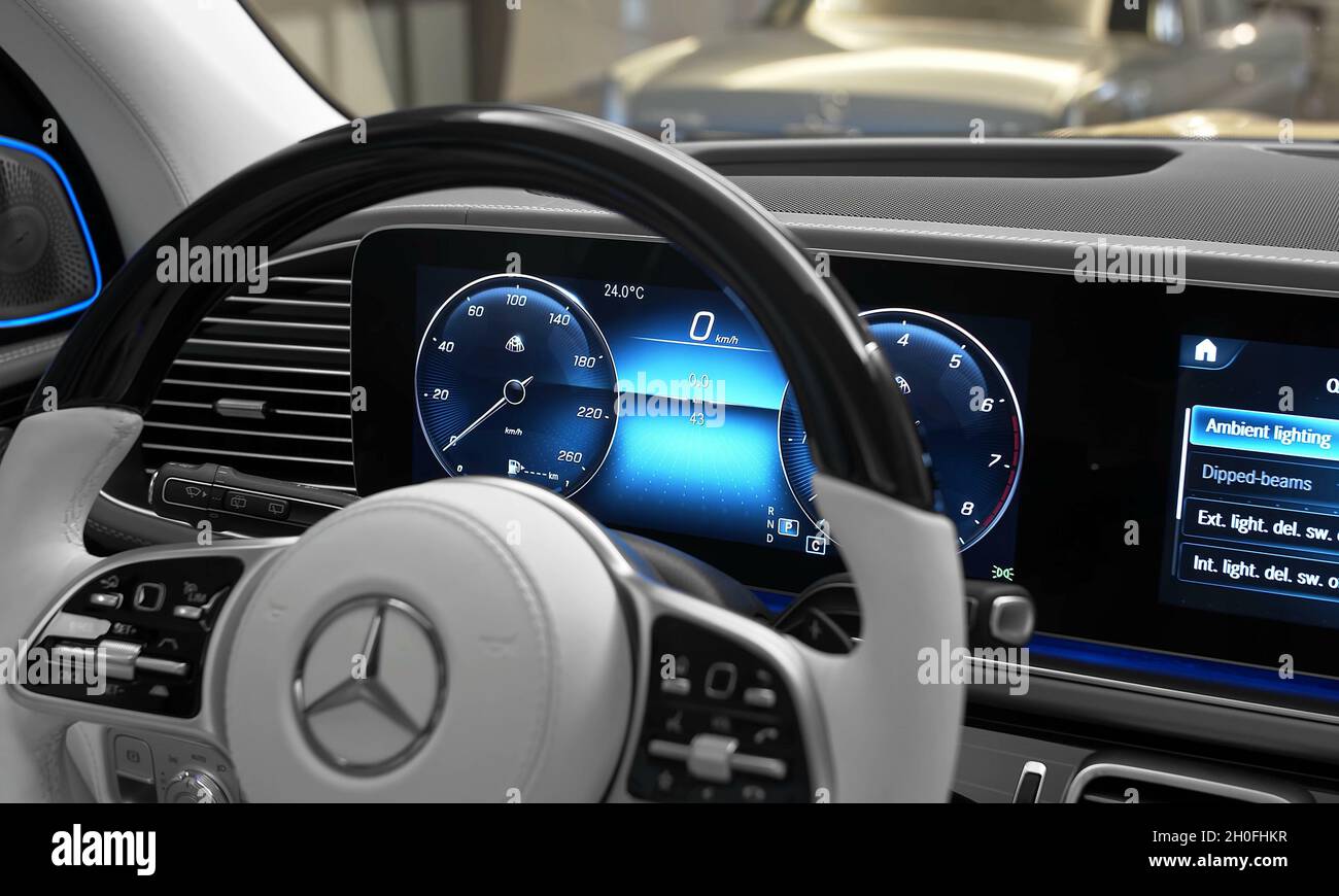 STOCCARDA, GERMANIA - 04 ottobre 2021: Mercedes Maybach GLS 600 - interni di automobili moderne. Concetto per l'automobile e la tecnologia Foto Stock