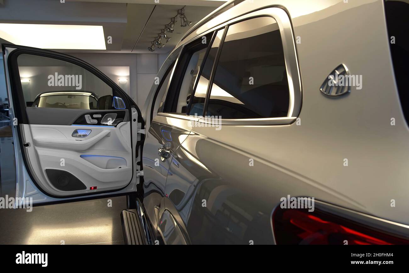 STOCCARDA, GERMANIA - 04 ottobre 2021: Mercedes Maybach GLS 600 - esterni moderni con eleganti elementi sportivi Foto Stock