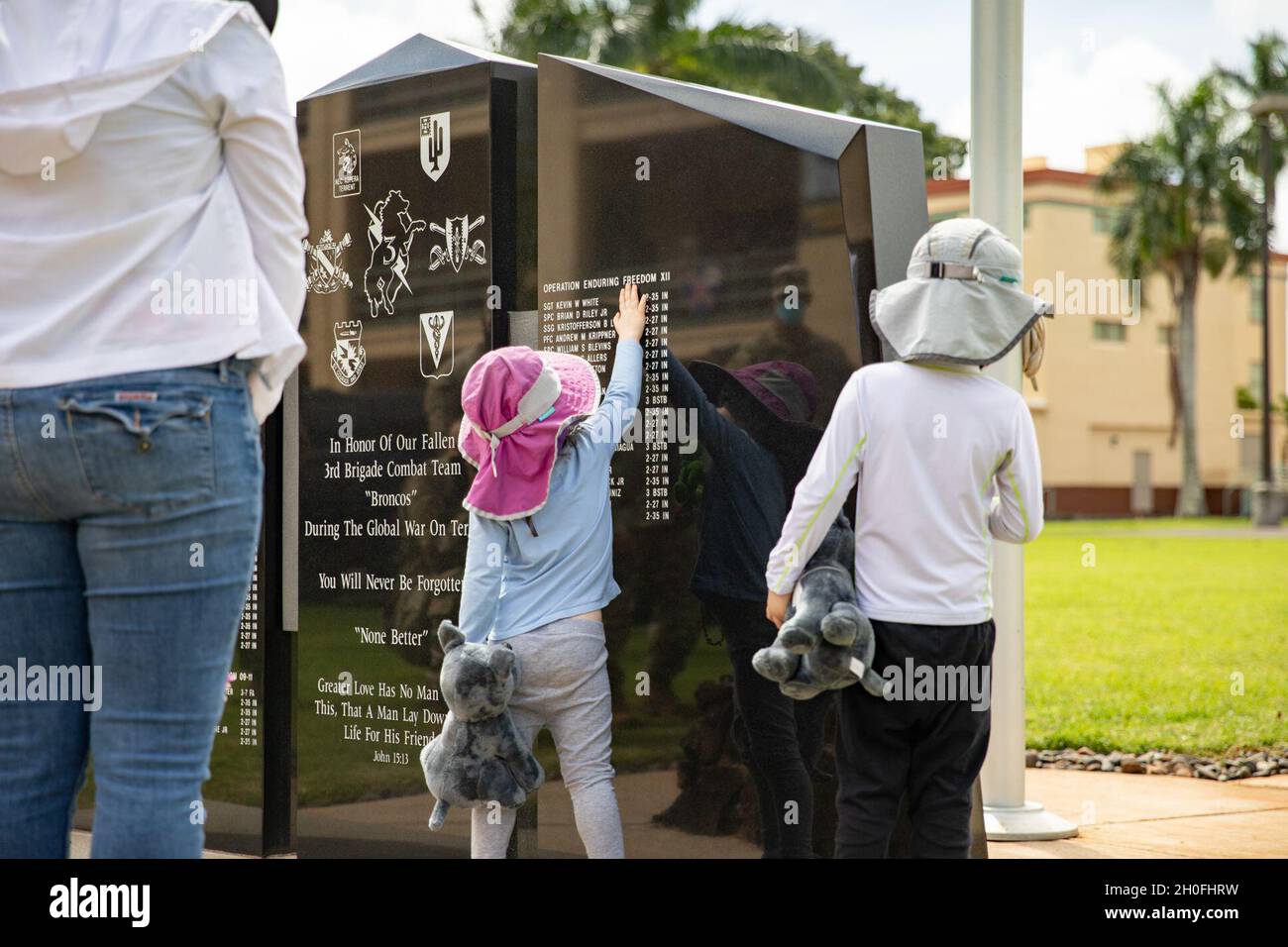 I bambini di Gold Star Family Member, la sig.ra Jennifer Ray, visitano la terza squadra di combattimento delle Brigate di fanteria, il 25° Memorial Soldato caduto della Divisione di fanteria, a Schofeld Barracks, Hawaii il 25 febbraio 2021. Il fratello della signora Ray, i Lt. Clovis T. Ray, era un leader del platoon del fucile assegnato secondo battaglione, 35esimo reggimento di fanteria quando è morto delle ferite subite durante un attacco nemico usando un dispositivo esplosivo improvvisato (IED) mentre sulla pattuglia nella valle del fiume di Pech nella provincia di Kunar, Afghanistan il 15 marzo 2012. Foto Stock