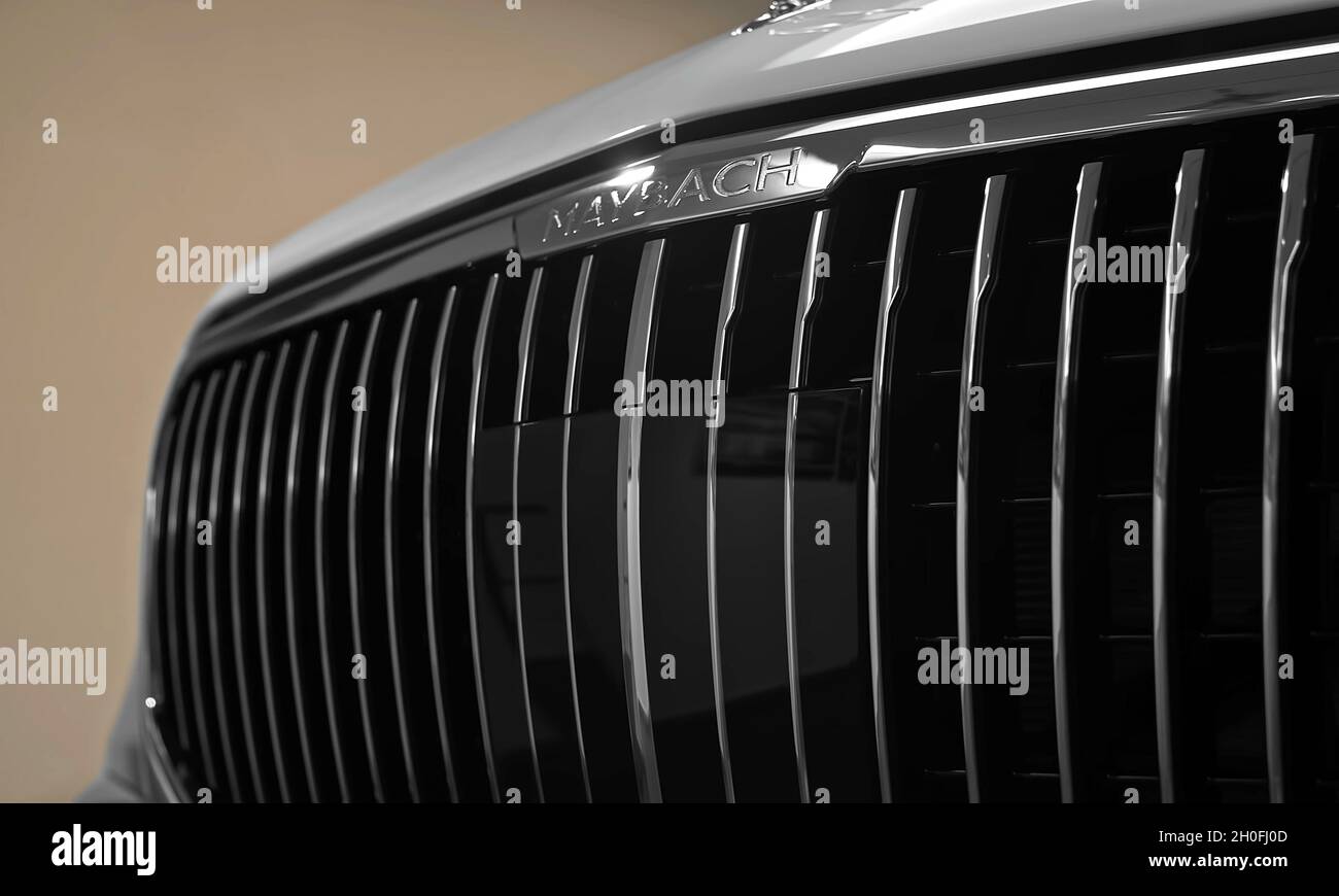 STOCCARDA, GERMANIA - 04 ottobre 2021: Mercedes Maybach GLS 600 - esterni moderni con eleganti elementi sportivi Foto Stock
