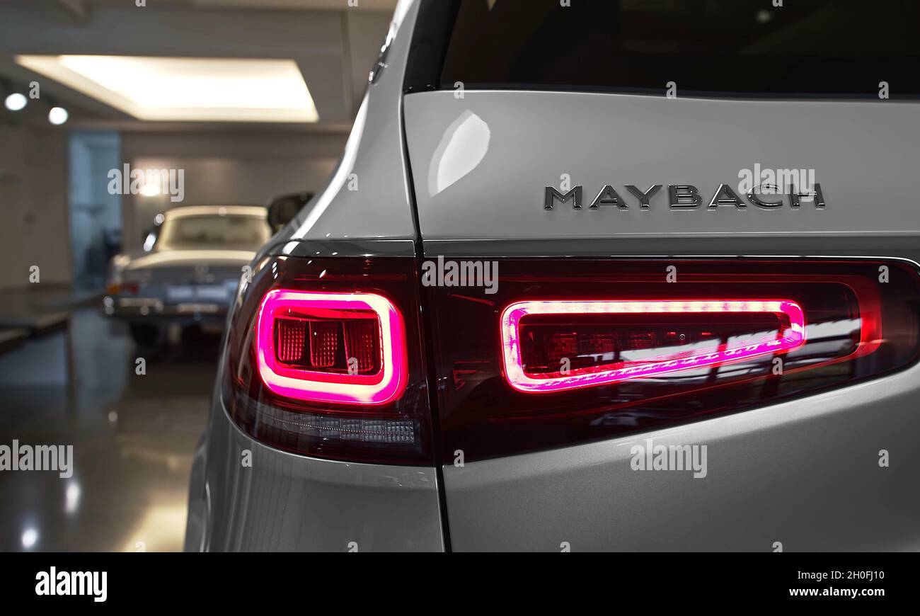STOCCARDA, GERMANIA - 04 ottobre 2021: Mercedes Maybach GLS 600 - esterni moderni con eleganti elementi sportivi Foto Stock