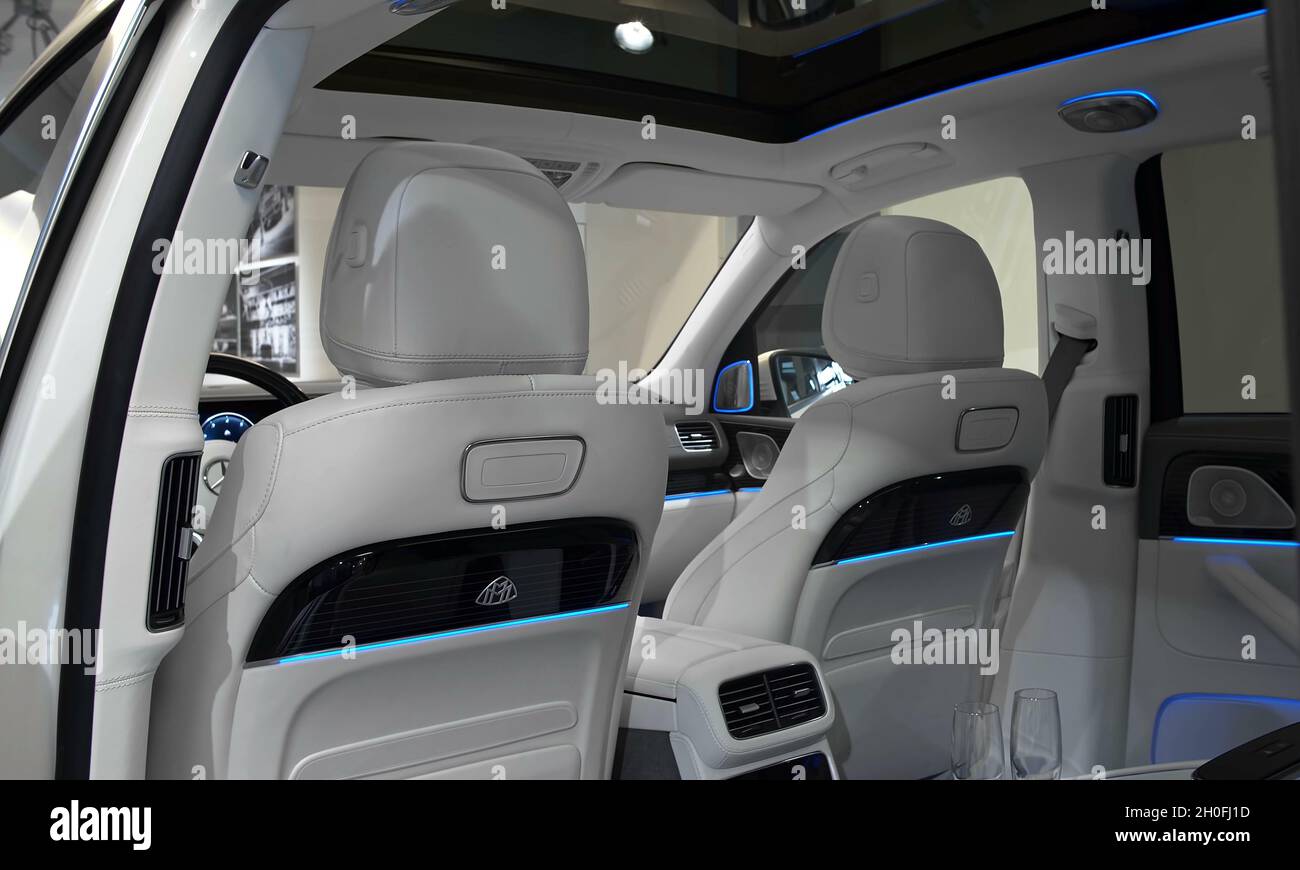 STOCCARDA, GERMANIA - 04 ottobre 2021: Mercedes Maybach GLS 600 - interni di automobili moderne. Concetto per l'automobile e la tecnologia Foto Stock