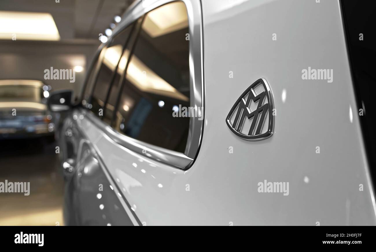 STOCCARDA, GERMANIA - 04 ottobre 2021: Mercedes Maybach GLS 600 - esterni moderni con eleganti elementi sportivi Foto Stock