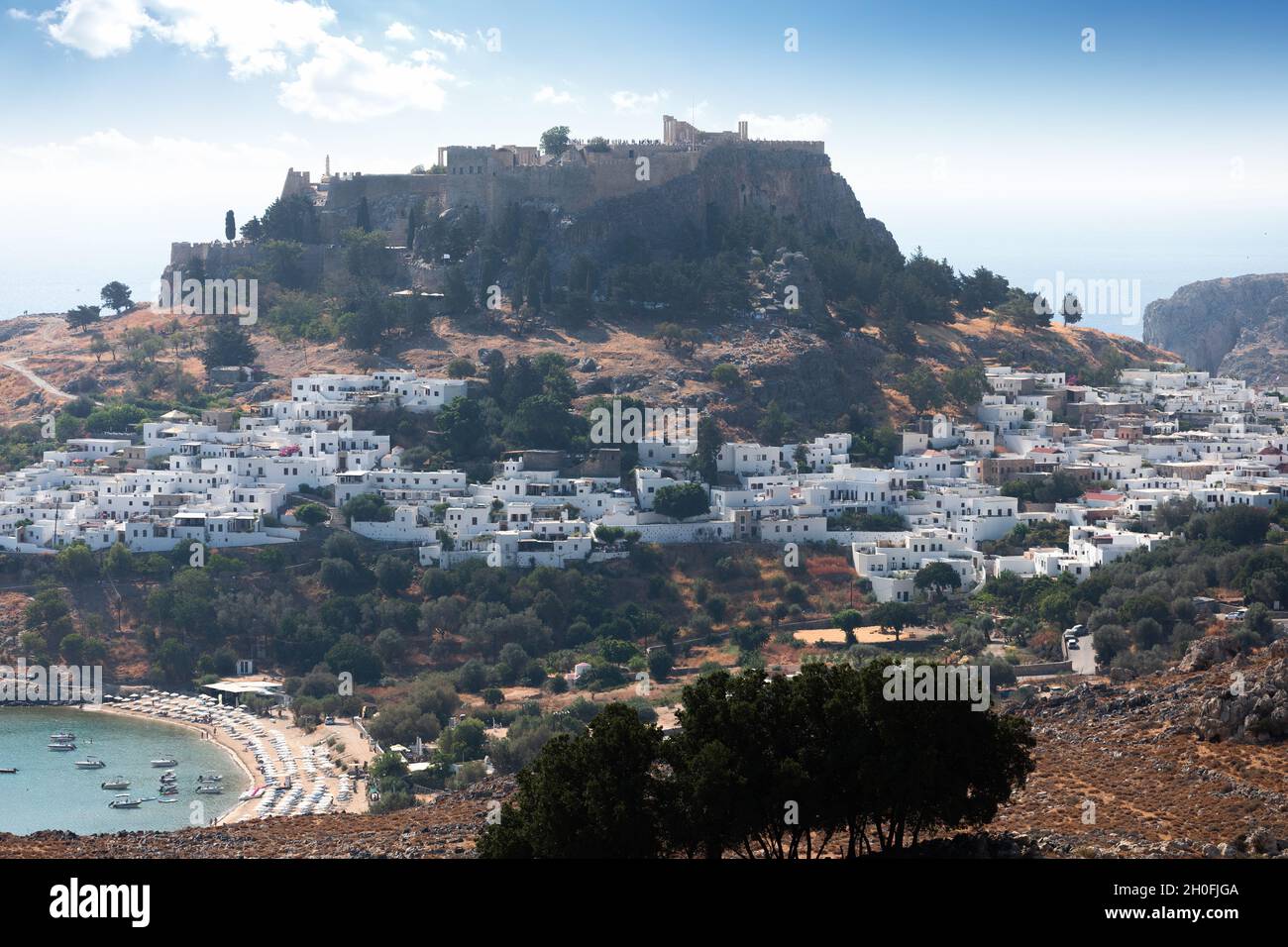 Vista panoramica della città vecchia di Lindos in Grecia con l'acropoli in cima alla collina. Foto Stock