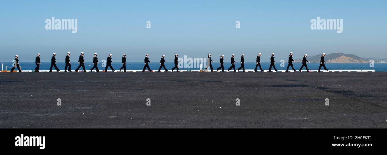 210226-N-ZR324-1002 SAN DIEGO (DAL 26, 2021) i marinai si stagliano sulle rotaie del ponte di volo della portaerei USS Nimitz (CVN 68). Nimitz , parte di Nimitz Carrier Strike Group, è tornato alla base navale di San Diego dopo un dispiegamento di oltre 10 mesi alla 5th Fleet statunitense e alla 7th Fleet statunitense, che comprendeva la libertà di navigazione e la partecipazione a Sentinel di Operations Freedom, ININTININT Resolve e Octave Quartz. Foto Stock